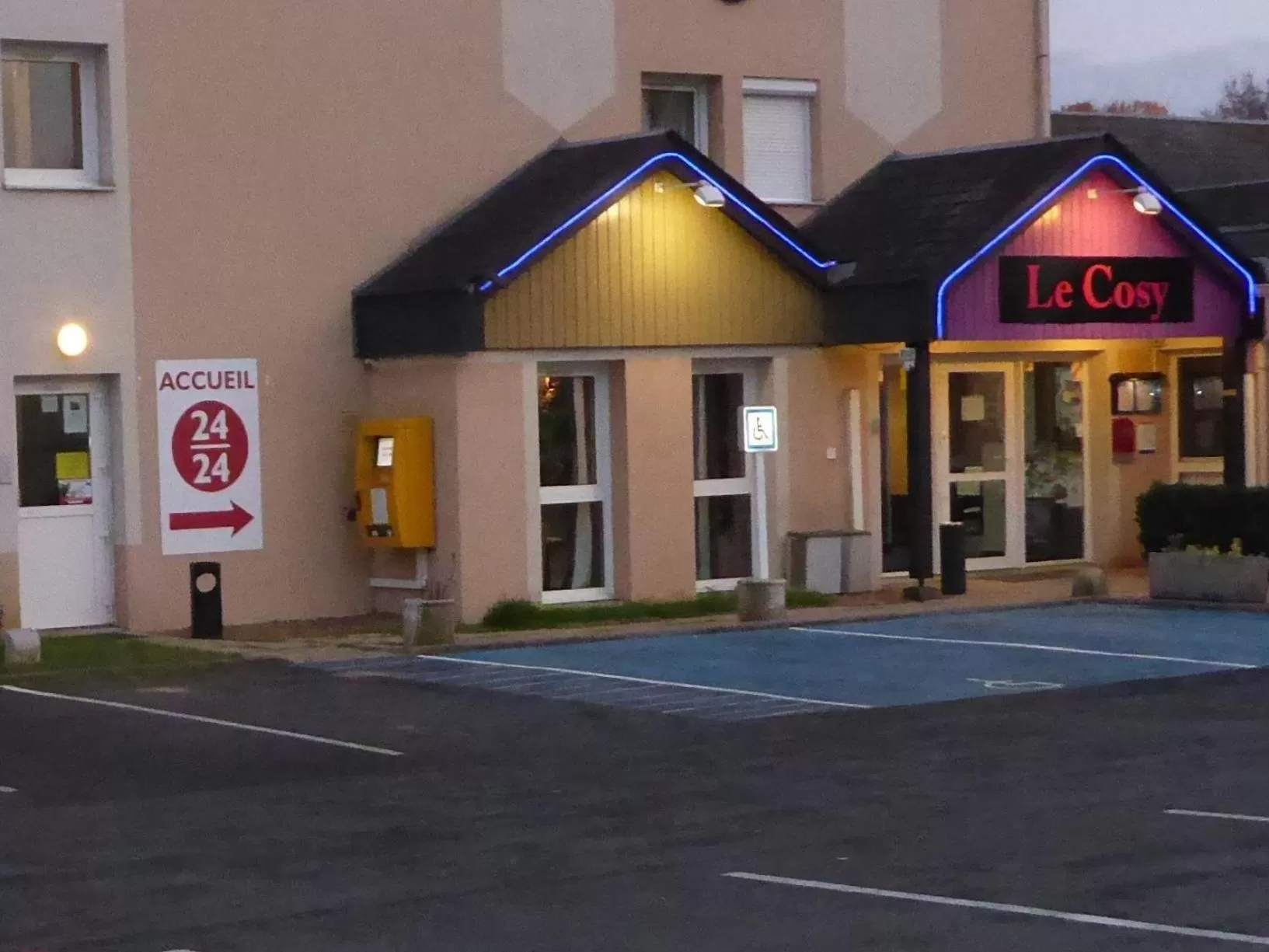 Facade/entrance in Hôtel Le Cosy Blois Villebarou