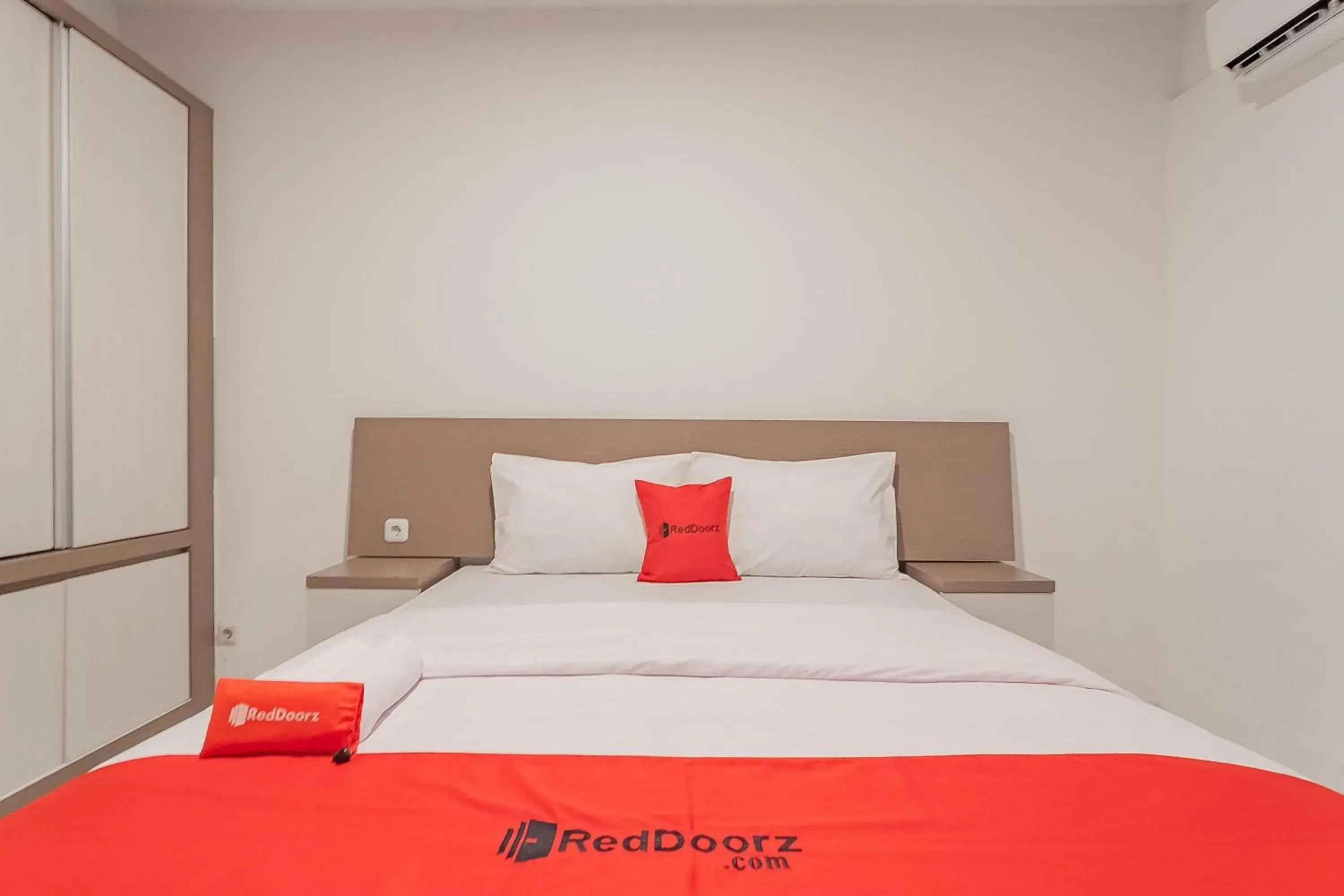 Bed in RedDoorz Apartment @ Emerald Towers Bandung