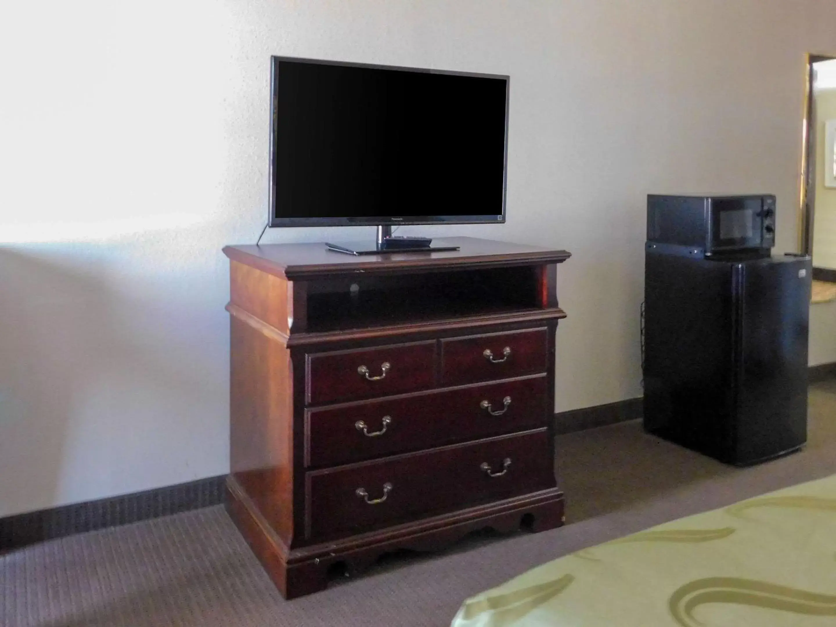 Photo of the whole room, TV/Entertainment Center in Quality Inn & Suites Thomasville