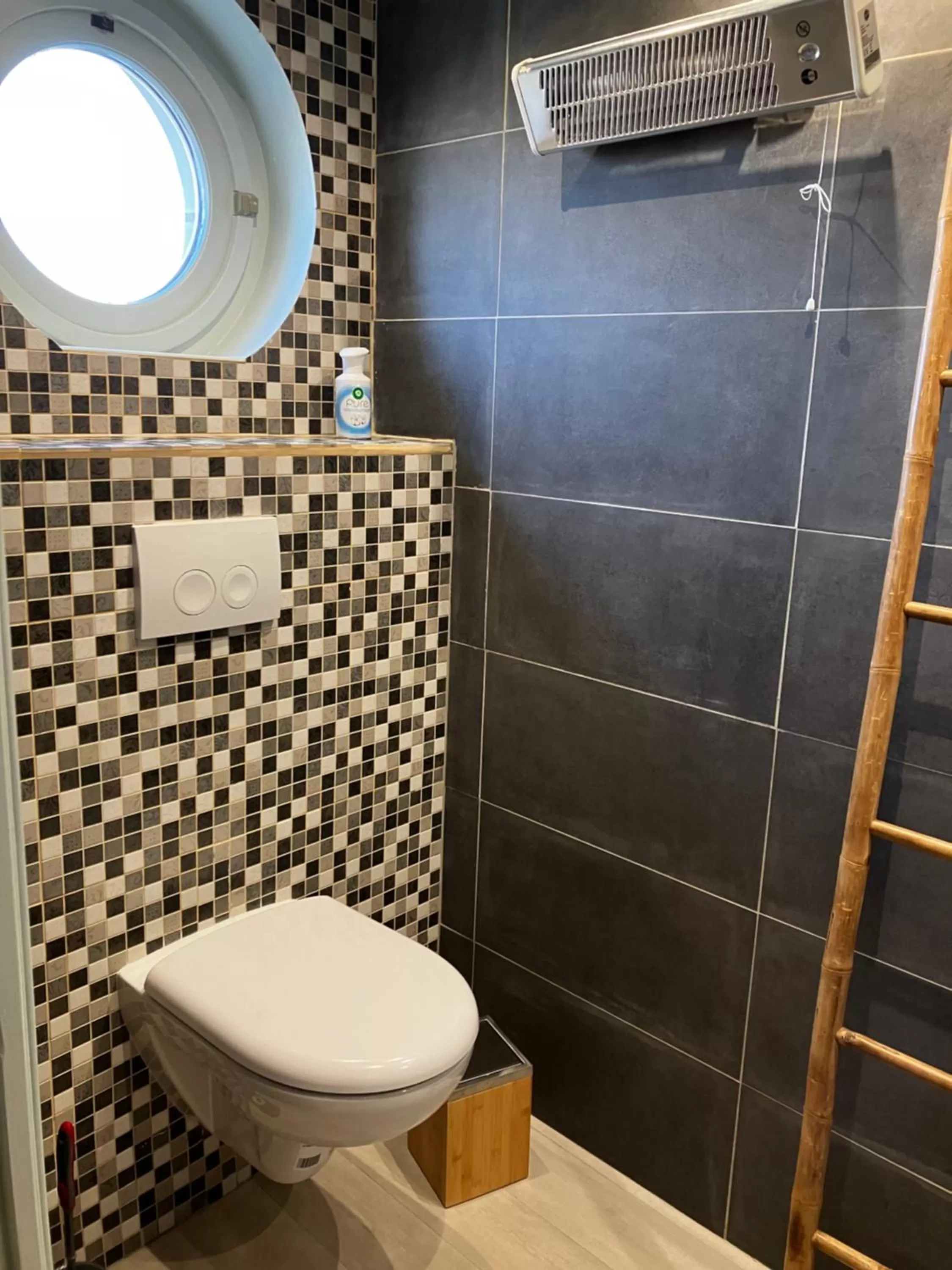 Toilet in La Bonne Note