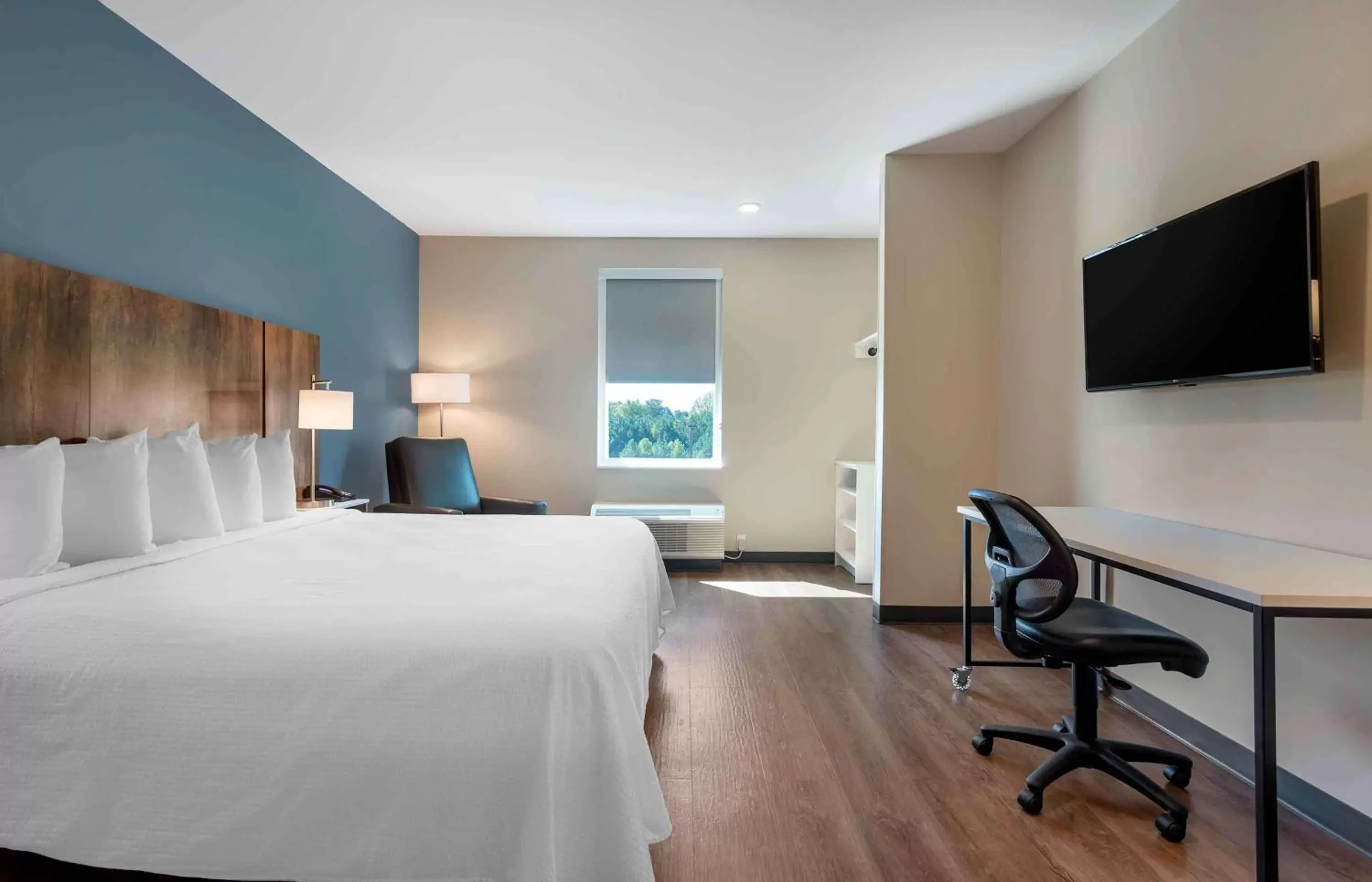 Bedroom, TV/Entertainment Center in Extended Stay America Premier Suites - Atlanta - Newnan