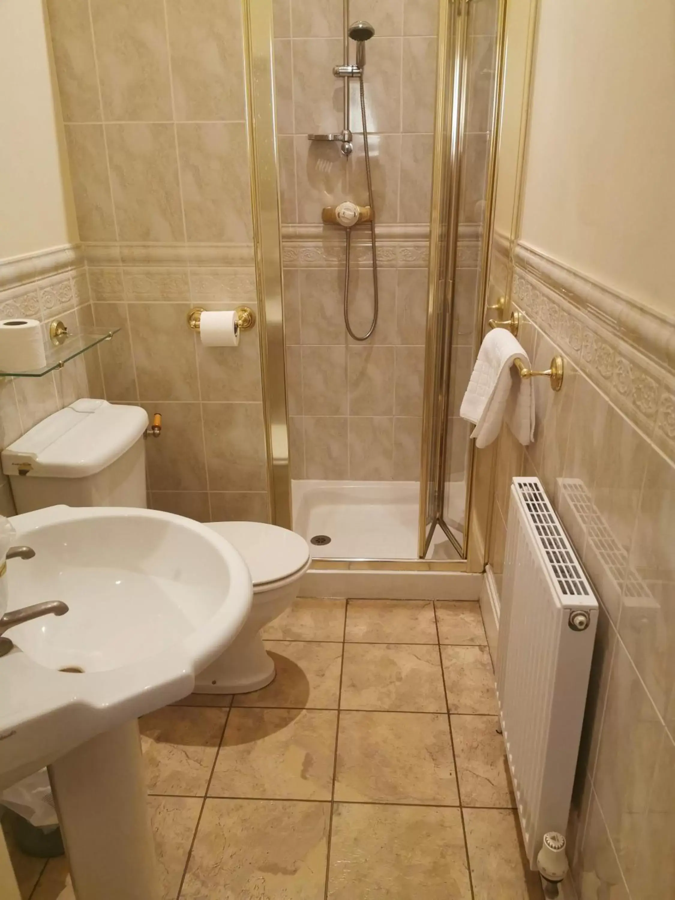 Bathroom in The Queens Hotel