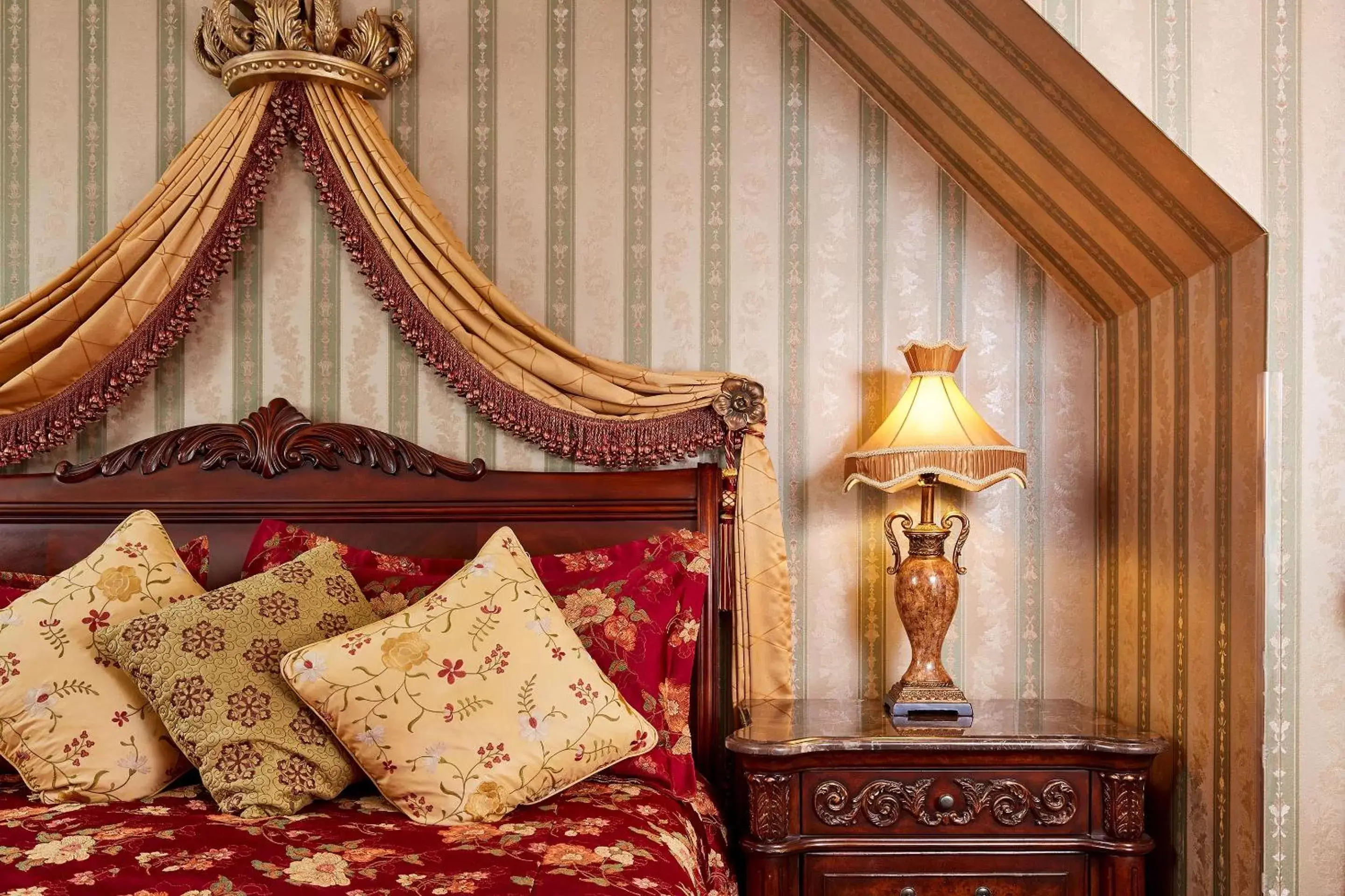 Bedroom, Seating Area in Queen Anne