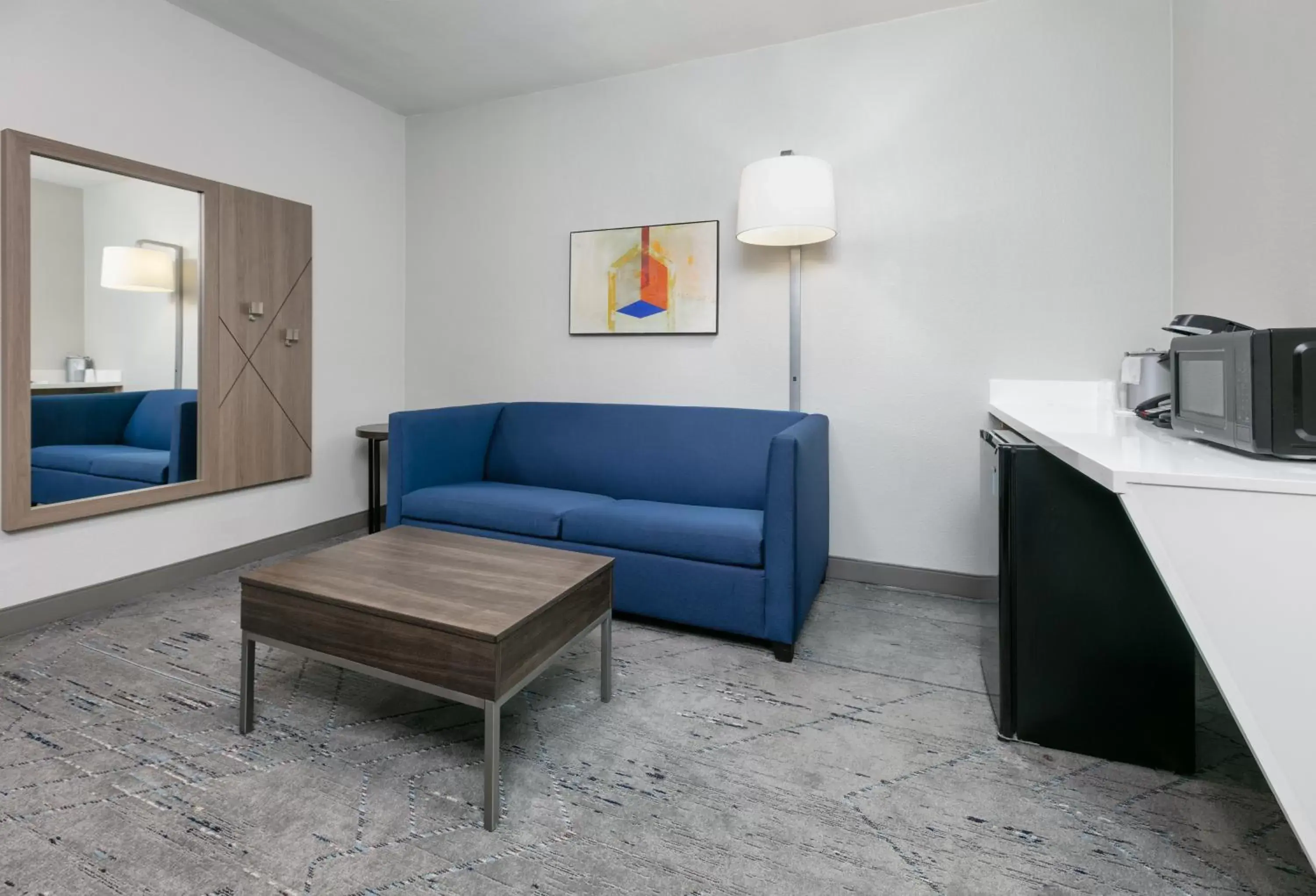 Living room, Seating Area in Holiday Inn Express & Suites - Dallas Park Central Northeast, an IHG Hotel