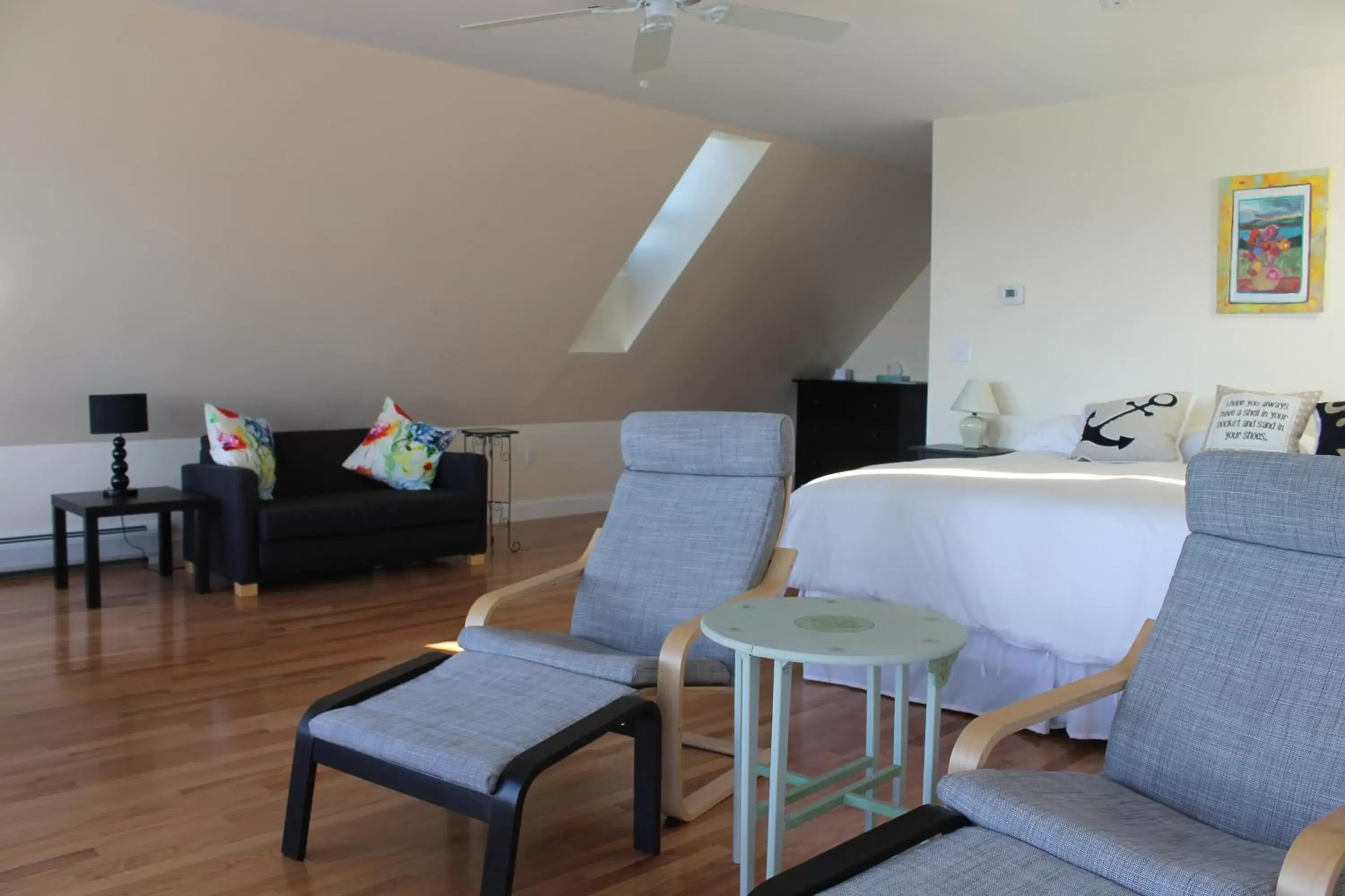 Photo of the whole room, Seating Area in The Inn on the Wharf