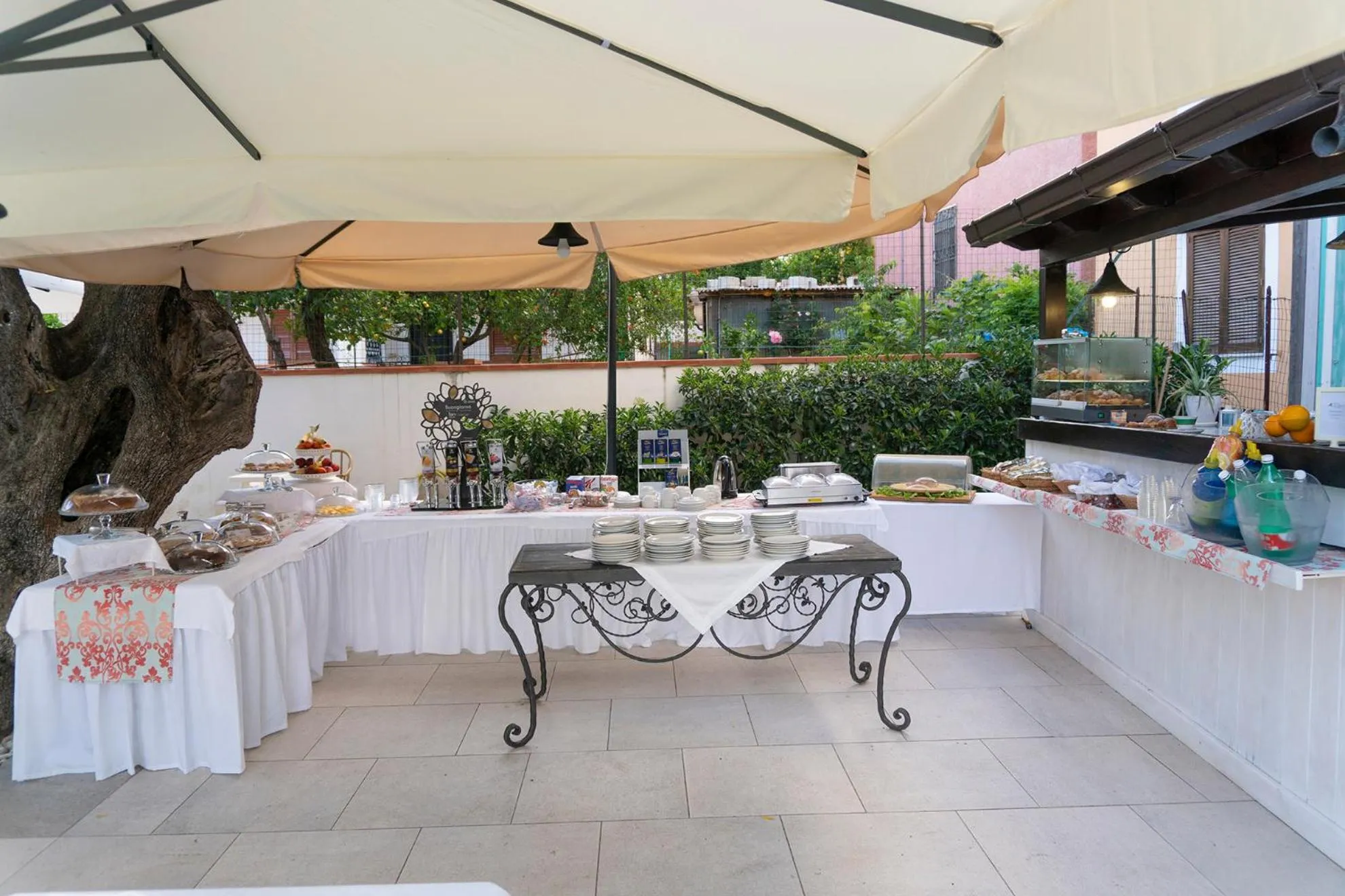 Restaurant/places to eat in Hotel Calanca