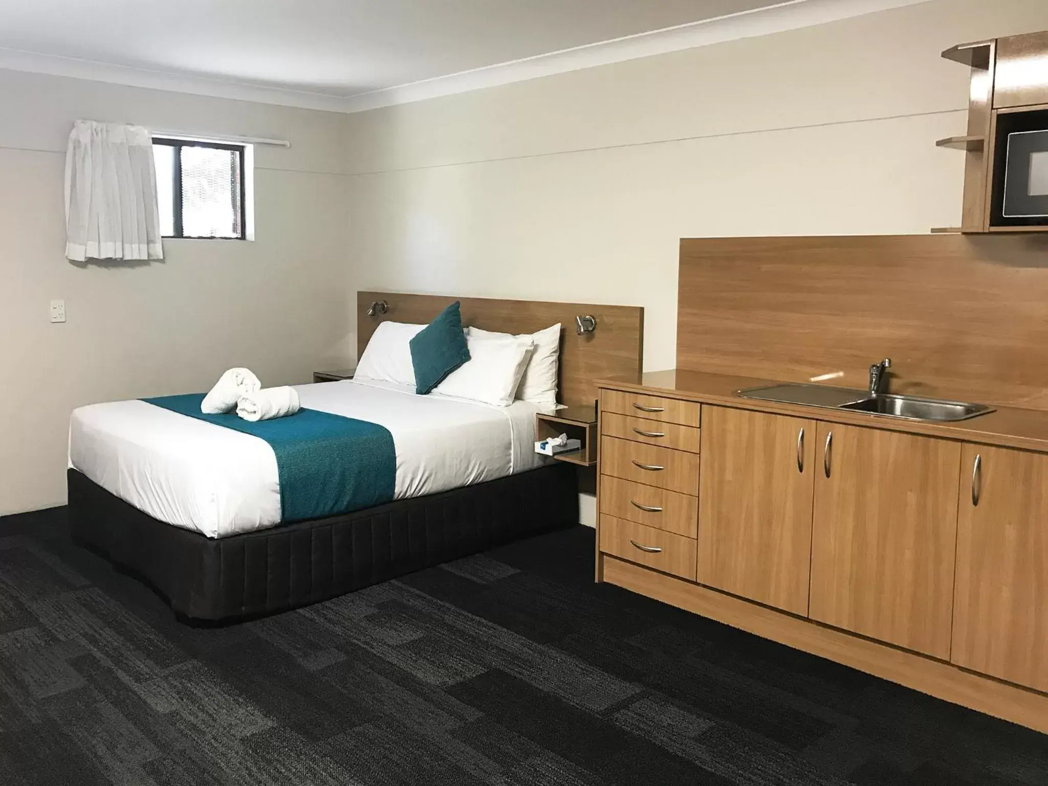 Bedroom, Bed in Sunnybank Star Hotel