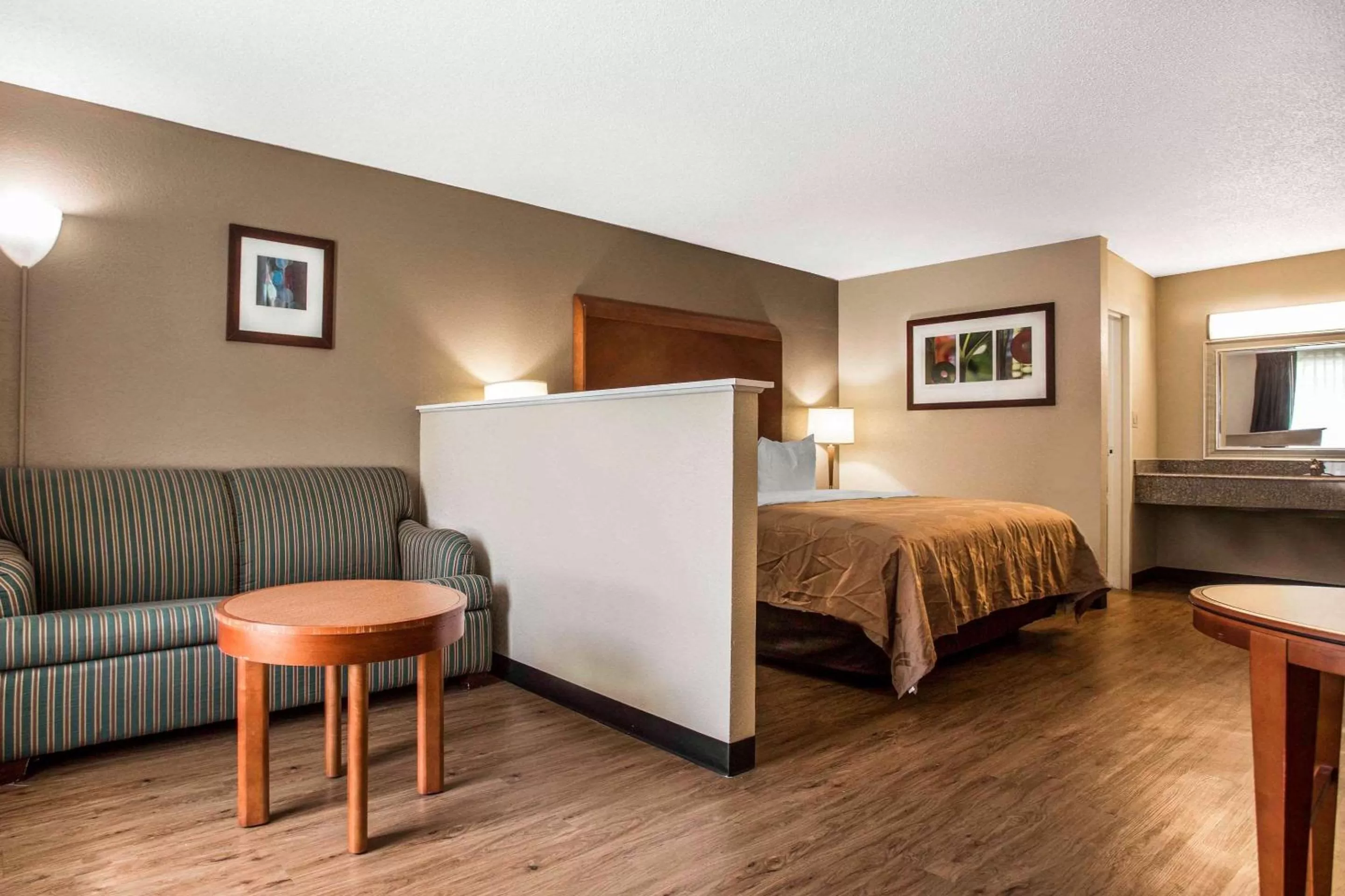 Photo of the whole room, Bed in Quality Inn & Suites University Area