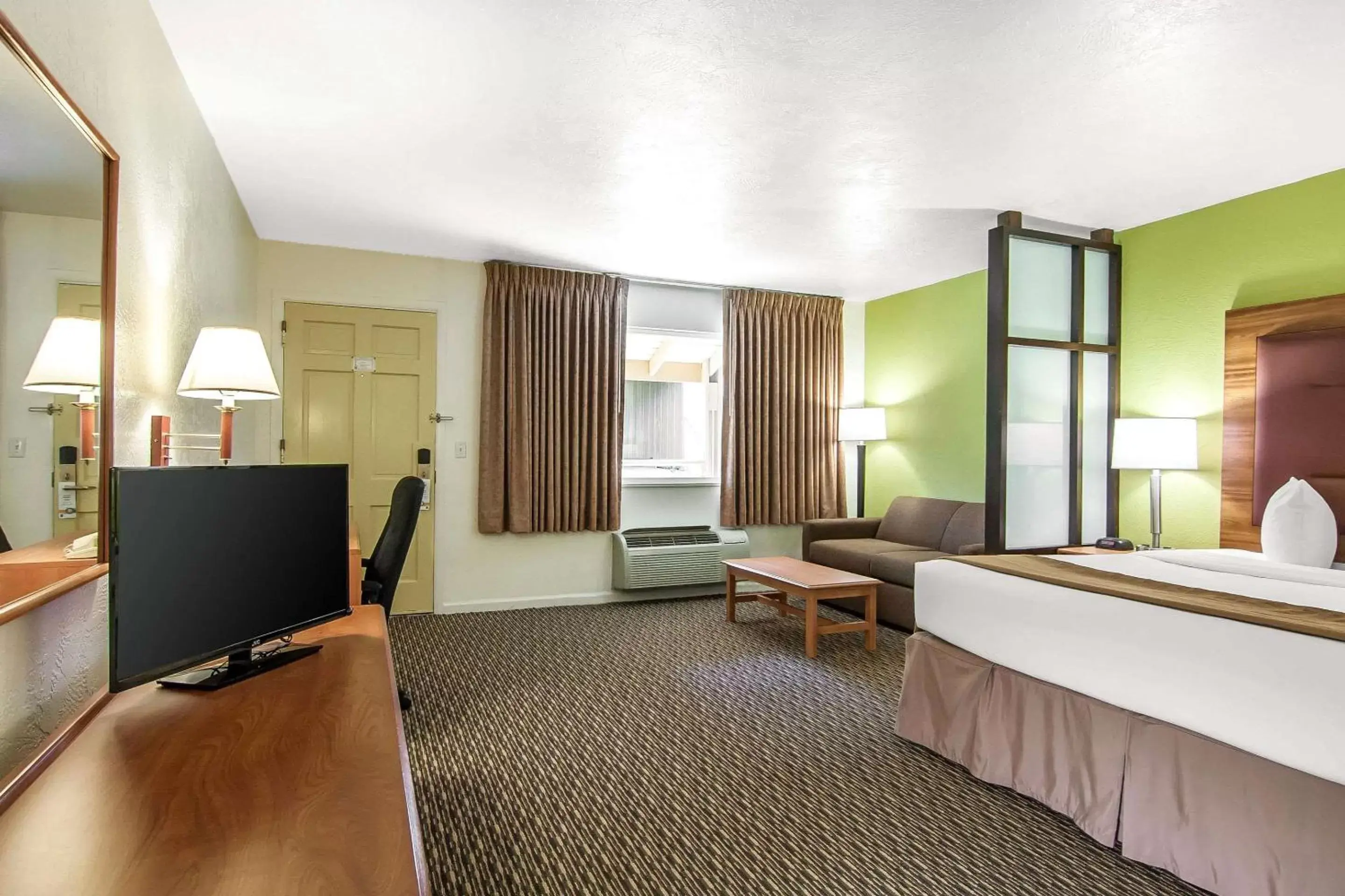 Bedroom, TV/Entertainment Center in Quality Inn & Suites at Coos Bay