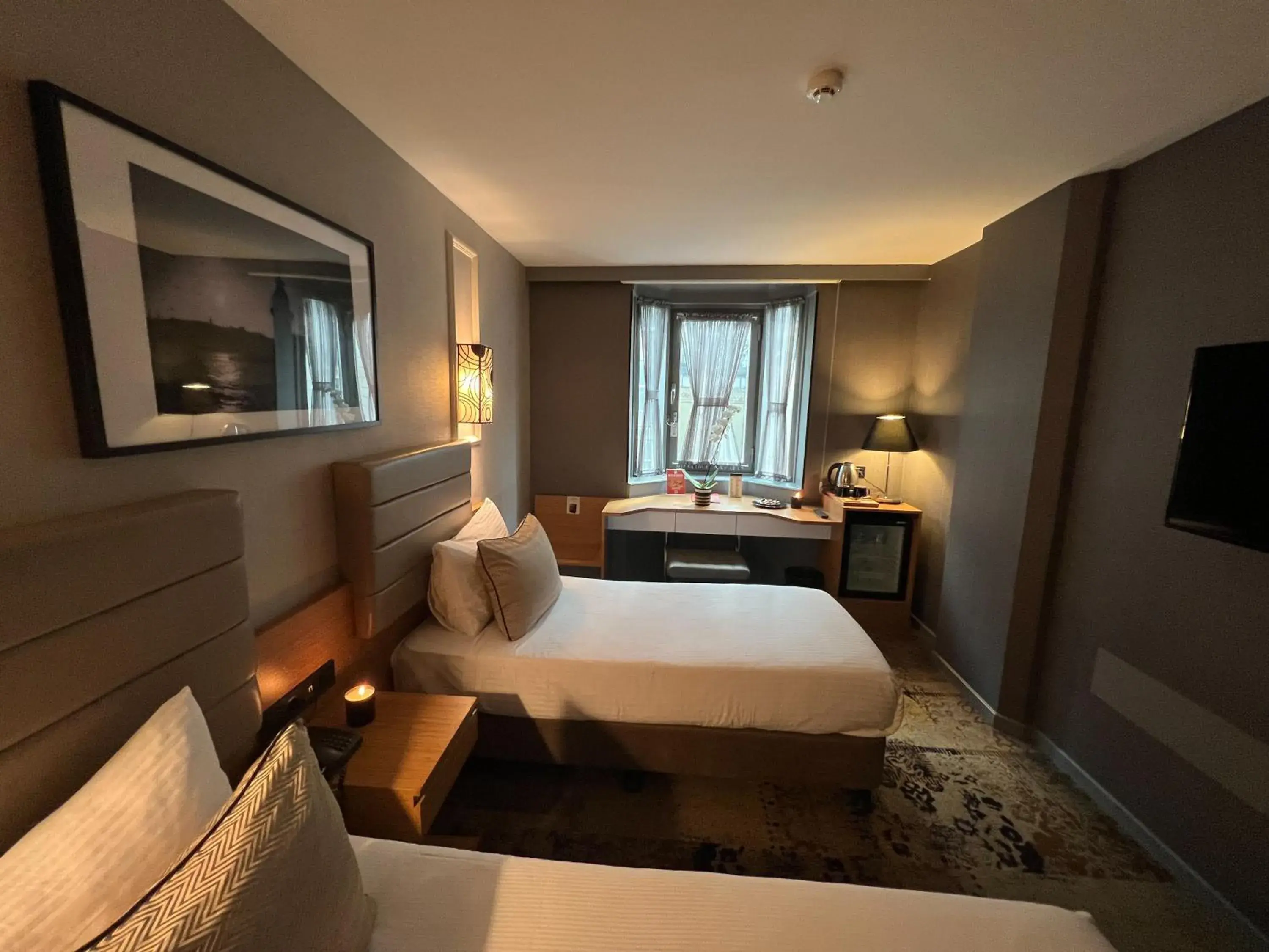 Bedroom, Seating Area in All Seasons Hotel