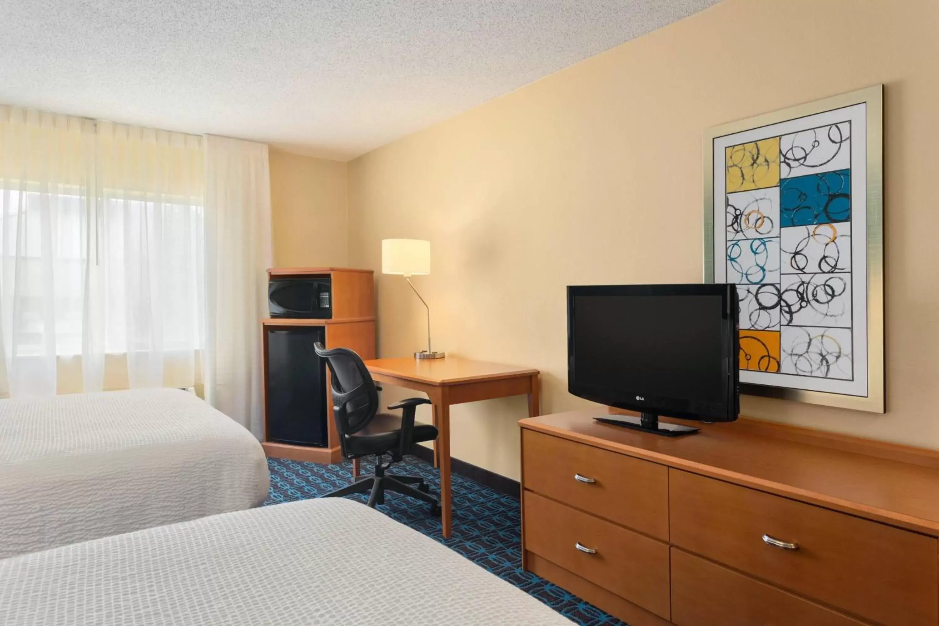 Photo of the whole room, TV/Entertainment Center in Fairfield Inn & Suites by Marriott Norman