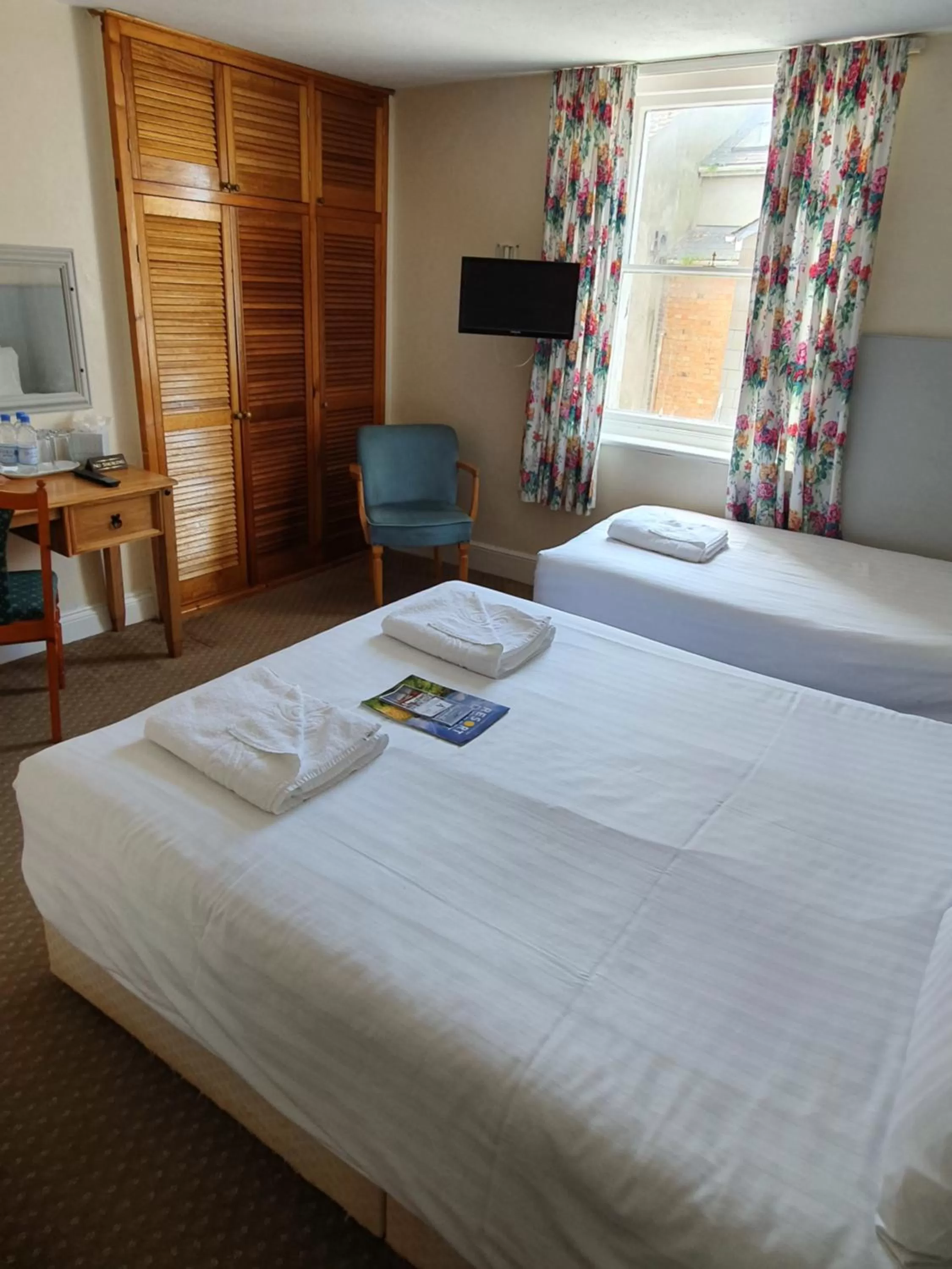 Photo of the whole room, Bed in Alexandra Hotel