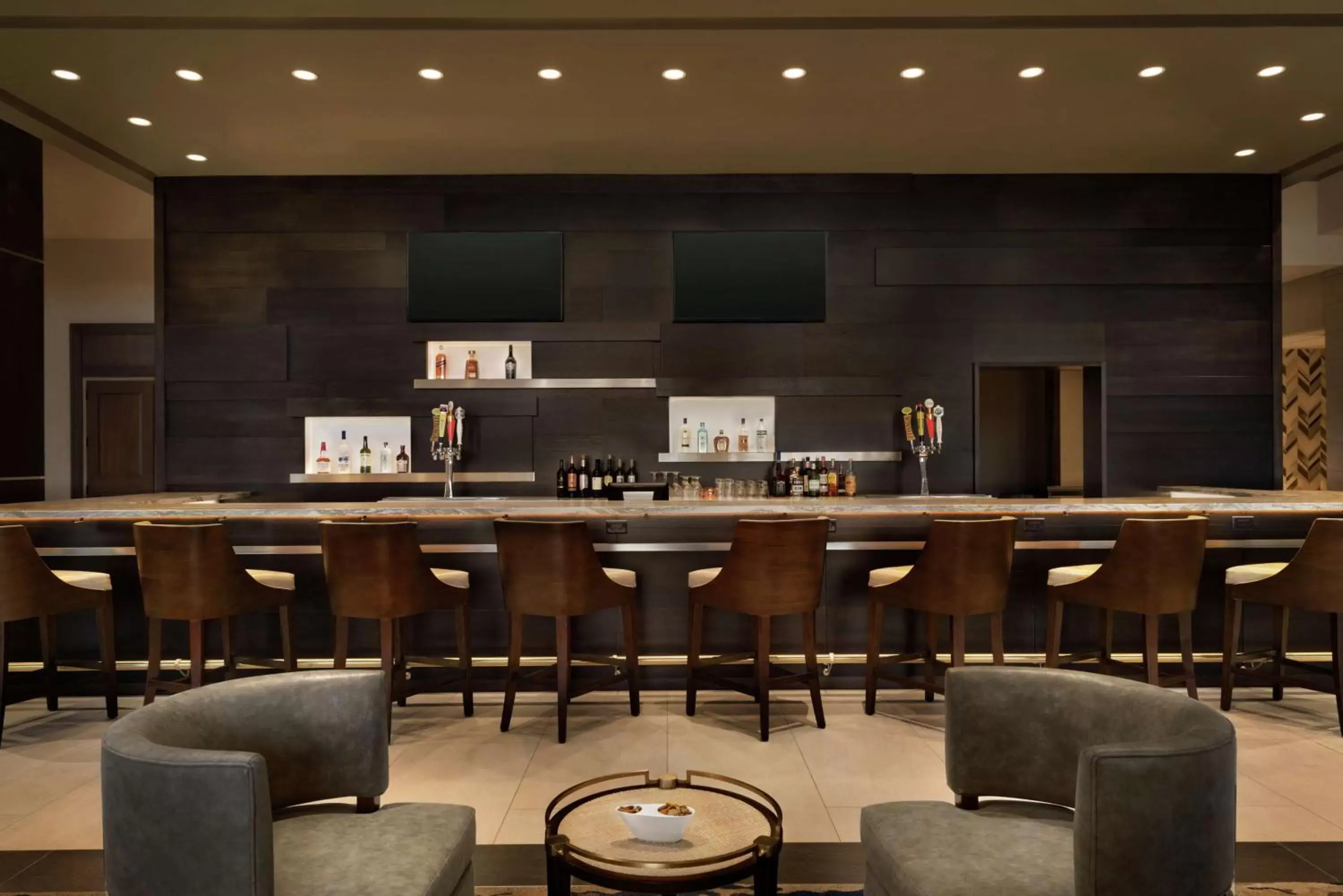 Lounge or bar, Lounge/Bar in Embassy Suites By Hilton Syracuse Destiny USA