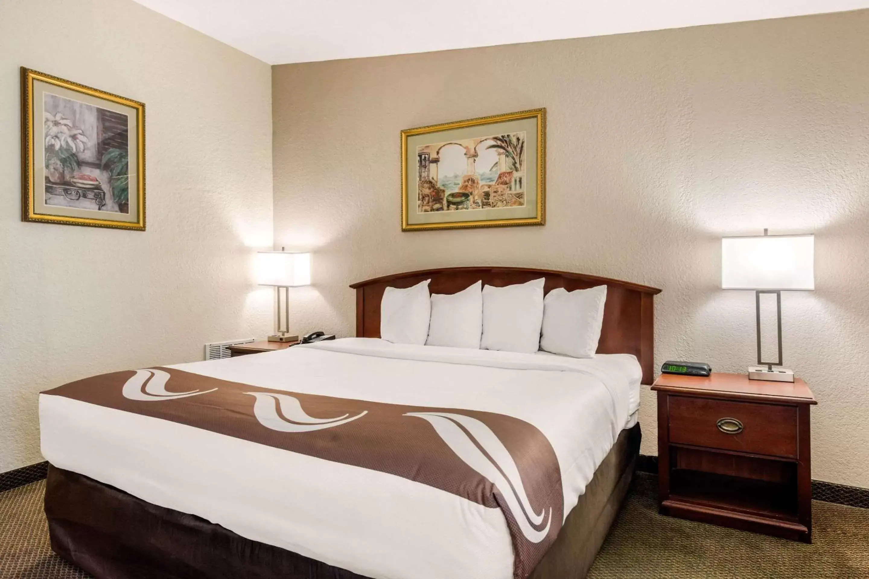 Photo of the whole room, Bed in Quality Inn & Suites Tarpon Springs South