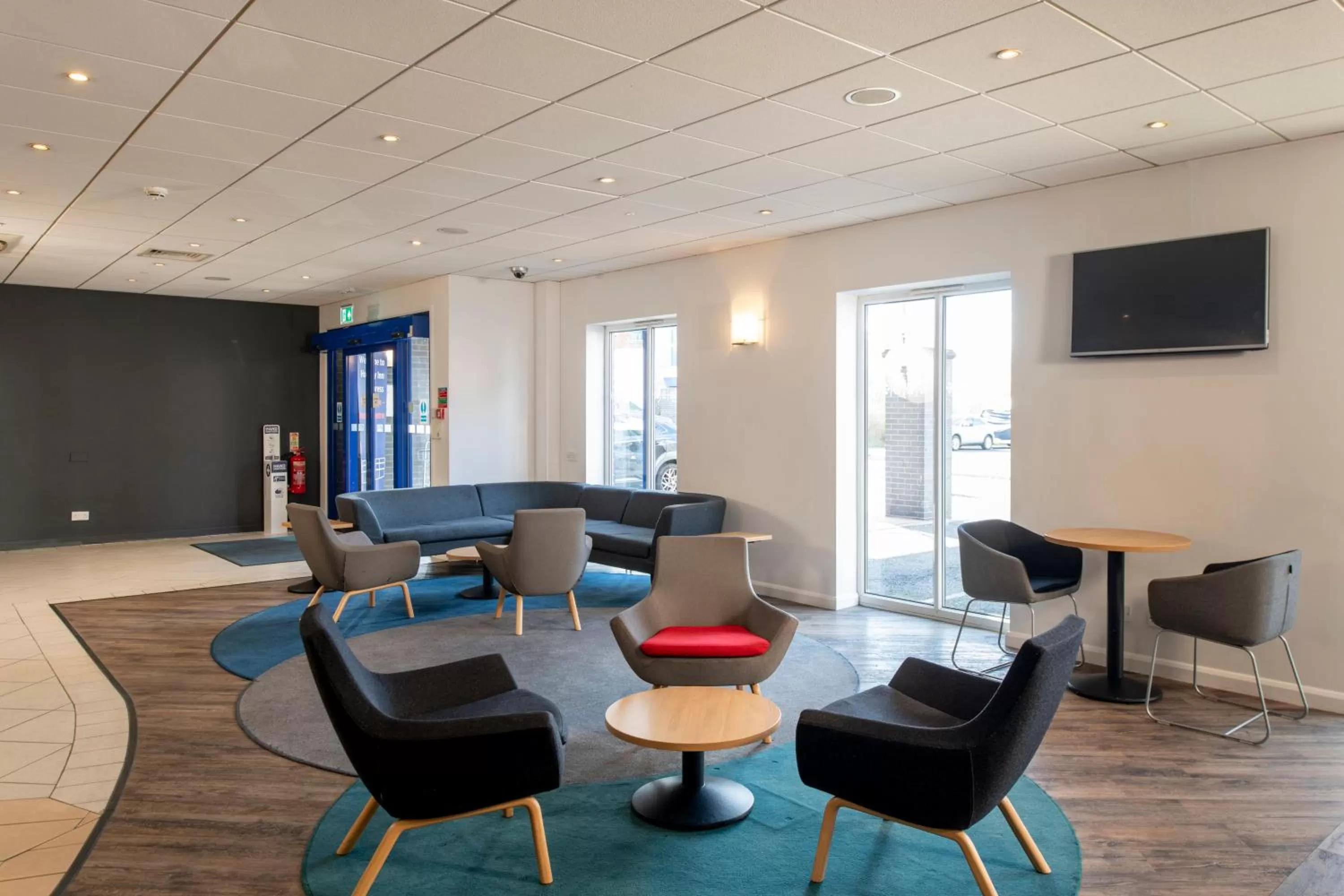 Lounge or bar in Holiday Inn Express Newcastle Gateshead by IHG