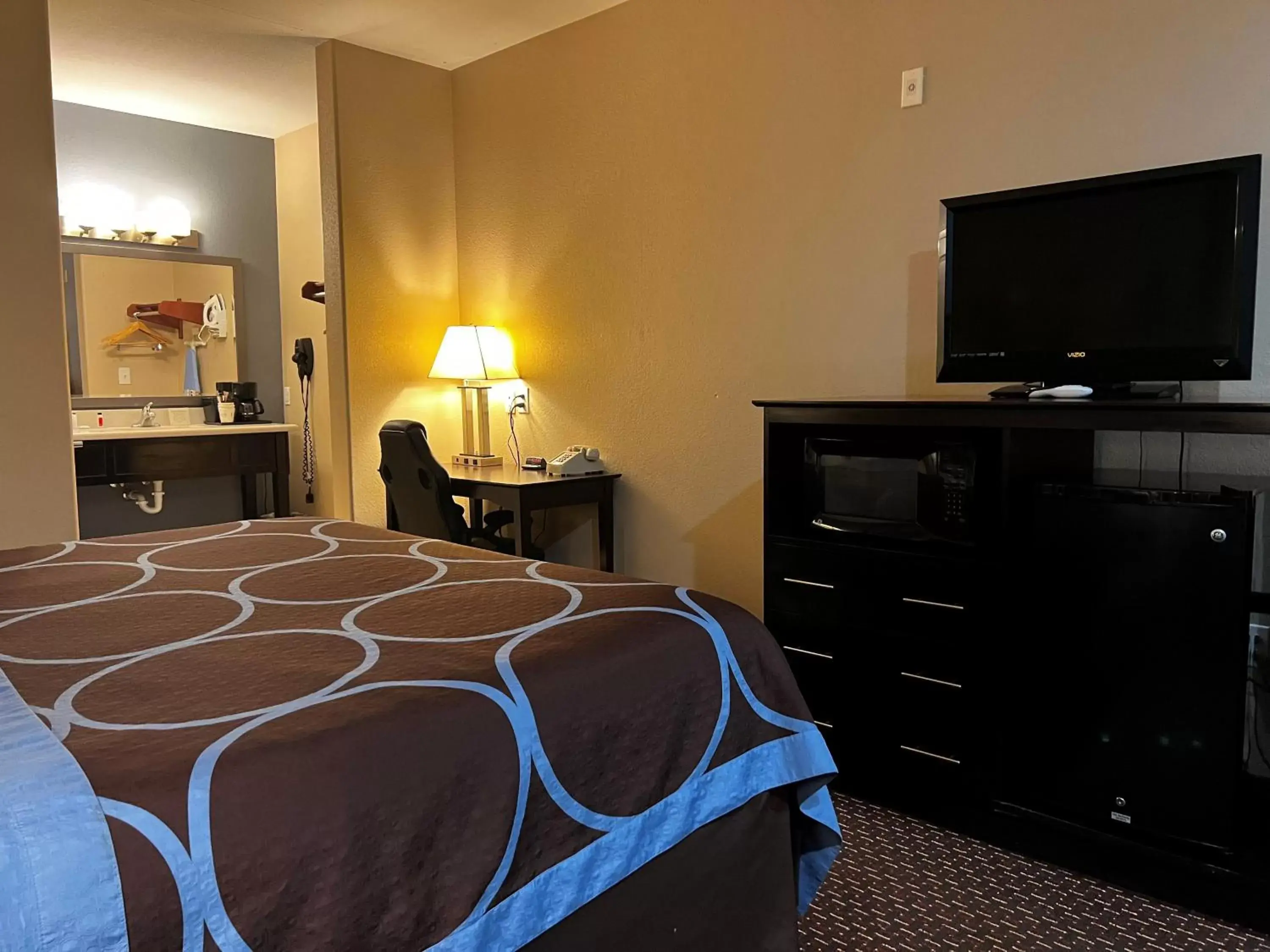 TV and multimedia, Bed in Super 8 by Wyndham Center
