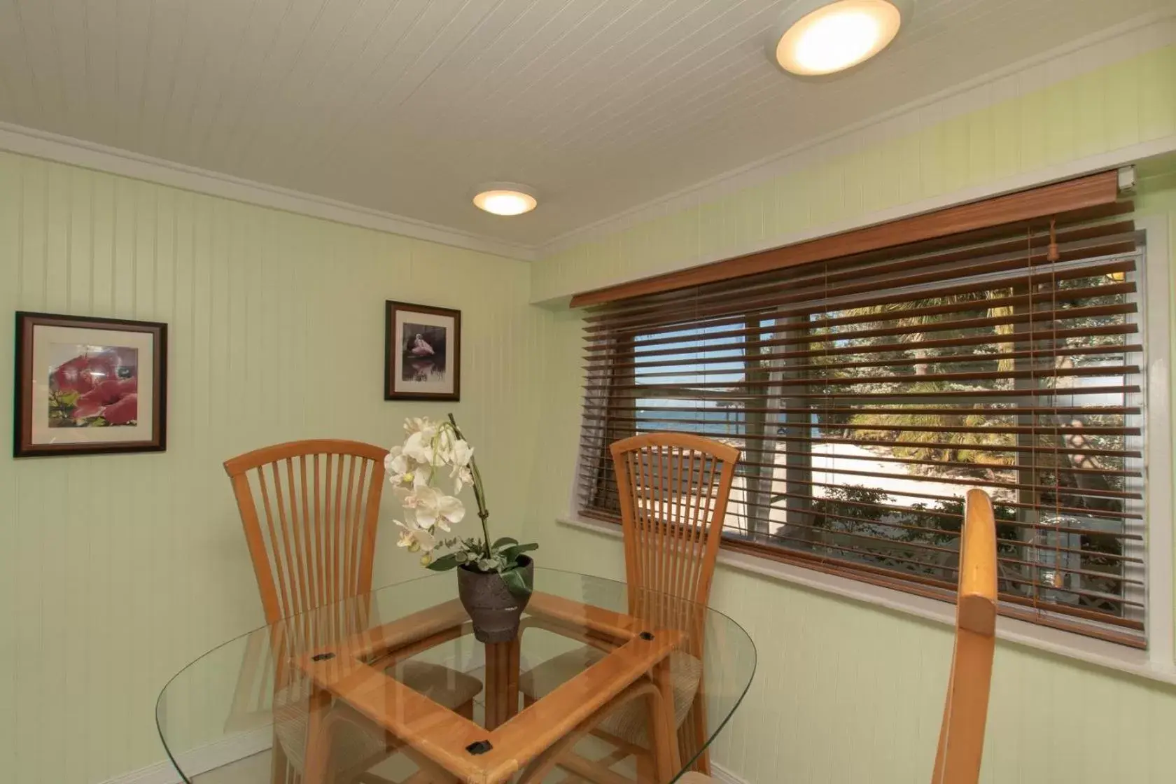 Dining Area in Sunset Cove Beach Resort