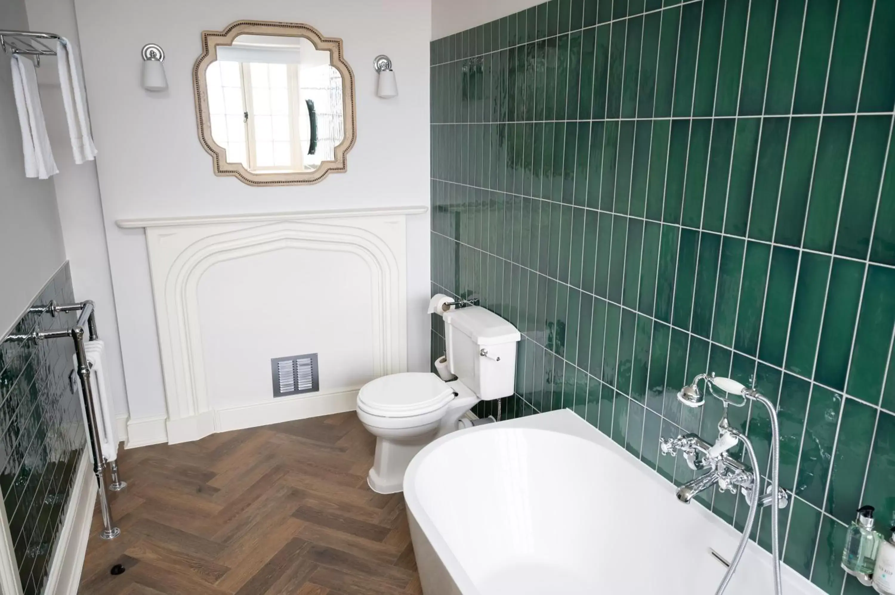 Bathroom in The Royal Inn by Chef & Brewer Collection