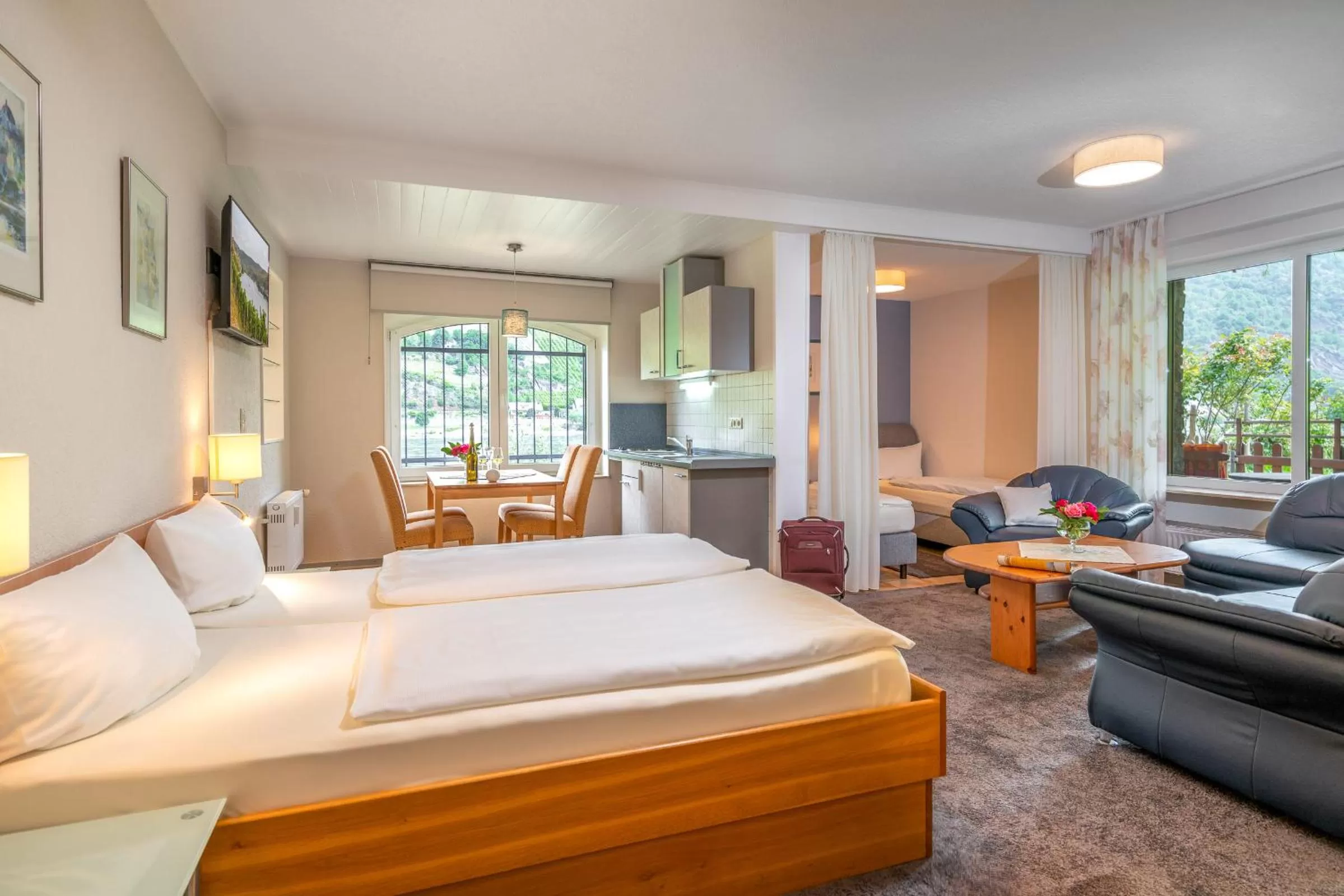 Photo of the whole room, Bed in Weinhotel Landsknecht