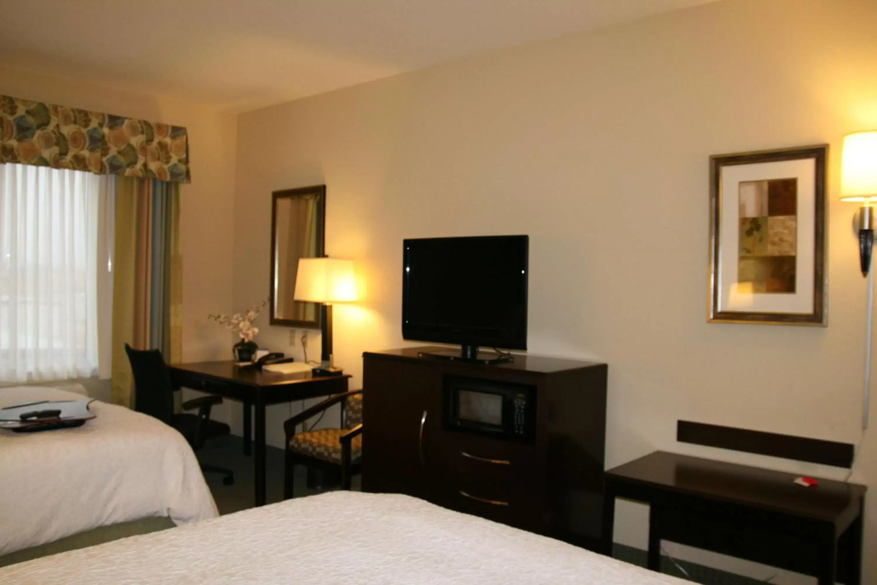 Bed, TV/Entertainment Center in Hampton Inn Alpine