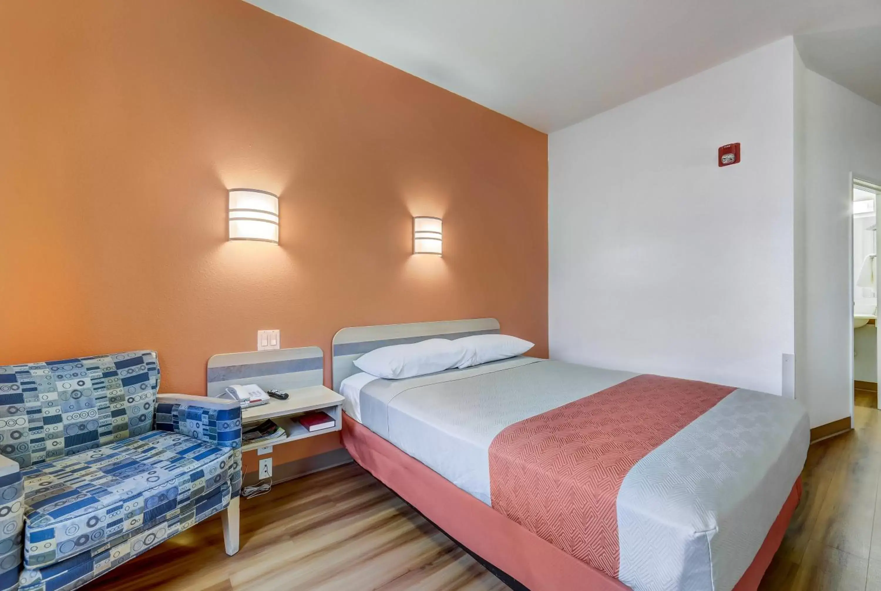 Photo of the whole room, Bed in Motel 6-Roseburg, OR Photo of the whole room, Bed in Motel 6-Roseburg, OR