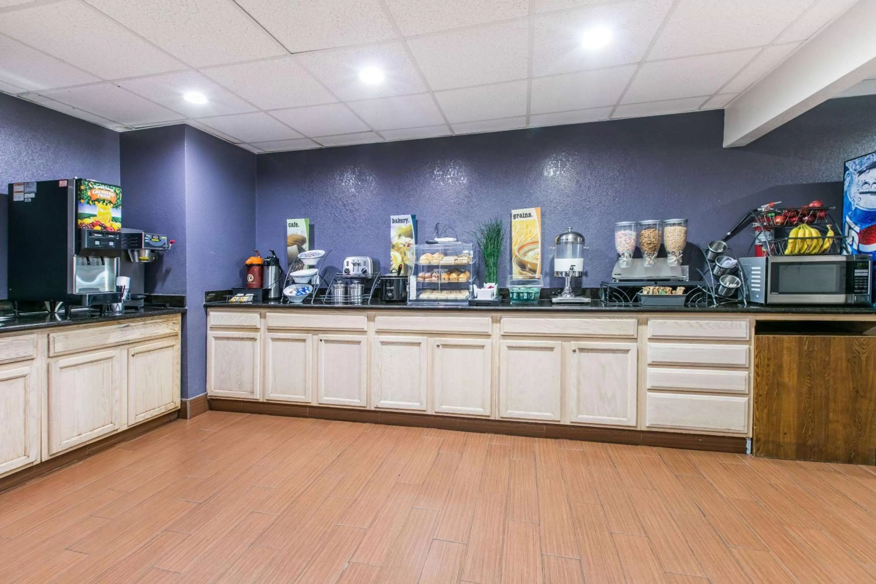 Breakfast in Microtel Inn & Suites by Wyndham Oklahoma City Airport