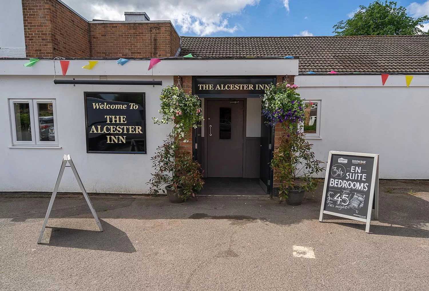 Facade/entrance in Alcester Inn