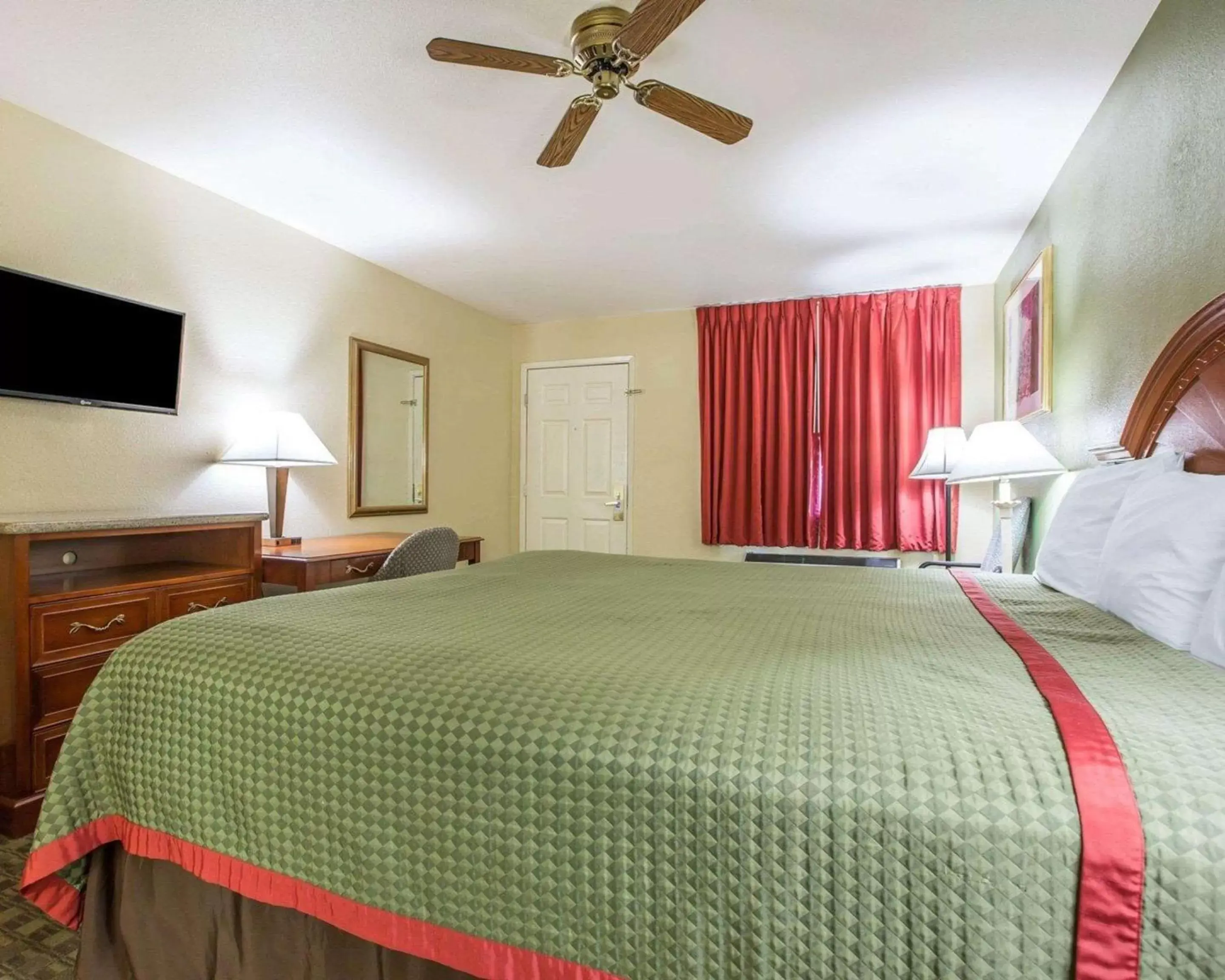 Photo of the whole room, Bed in Rodeway Inn Delano