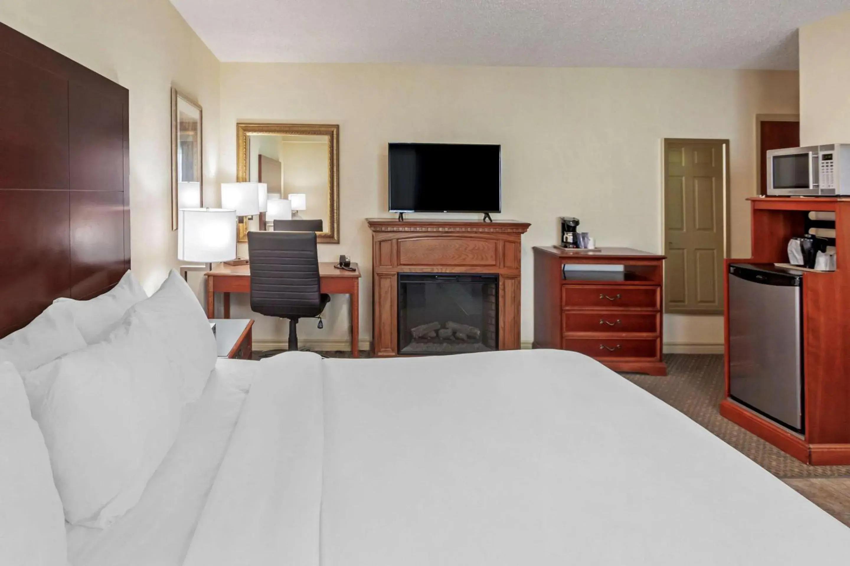 Photo of the whole room, TV/Entertainment Center in Comfort Inn & Suites Thousand Islands Harbour District