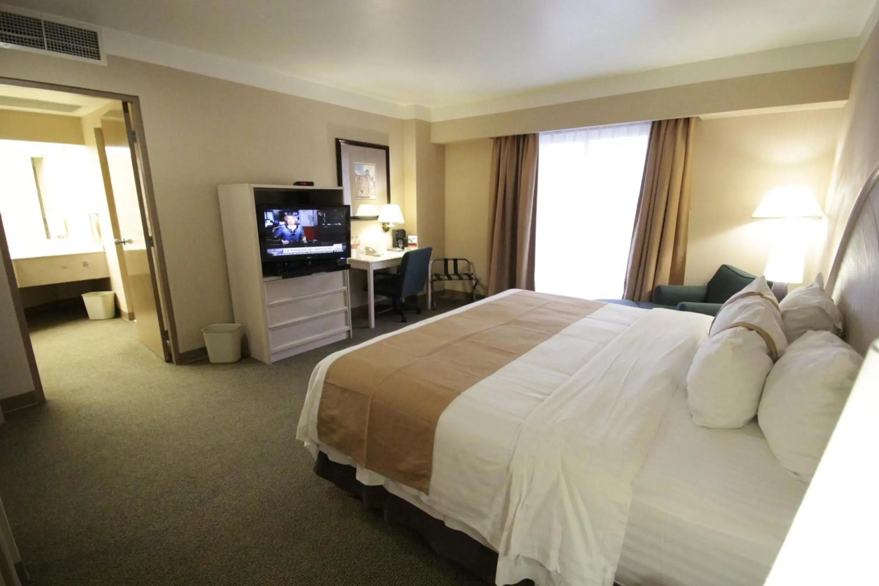 Photo of the whole room, Bed in Holiday Inn Leon-Convention Center, an IHG Hotel