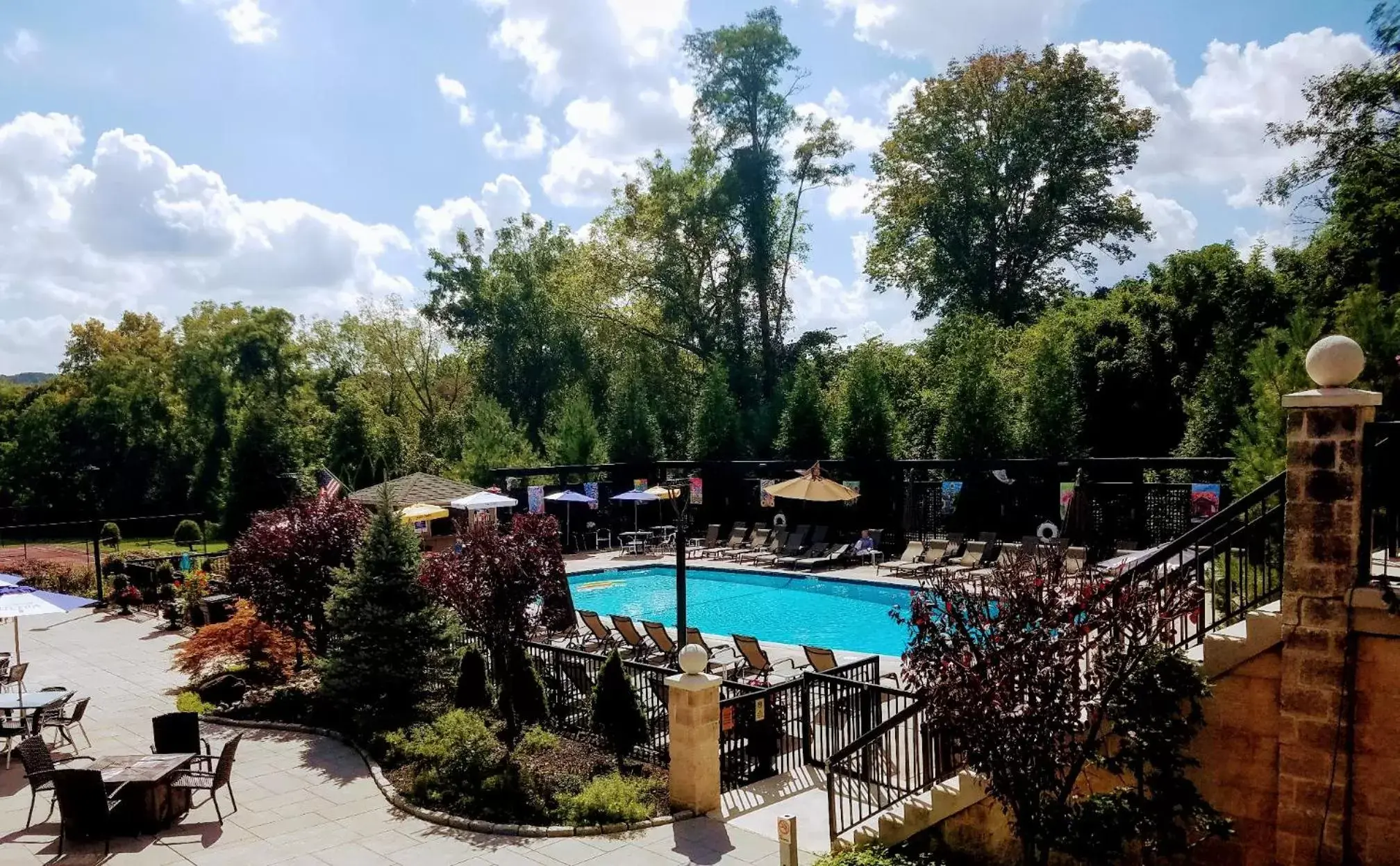 Garden, Pool View in New Hope Inn & Suites