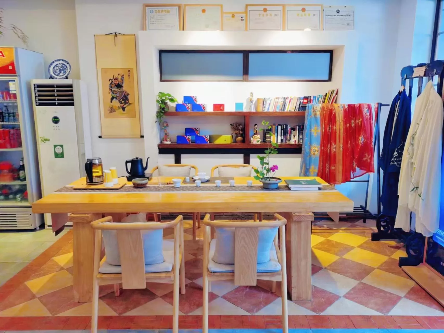 Library in Wenjun Courtyard Hotel---3mins walk from Tonghuimen metro station ,next to People`s Park, fluent English service ,travel agency