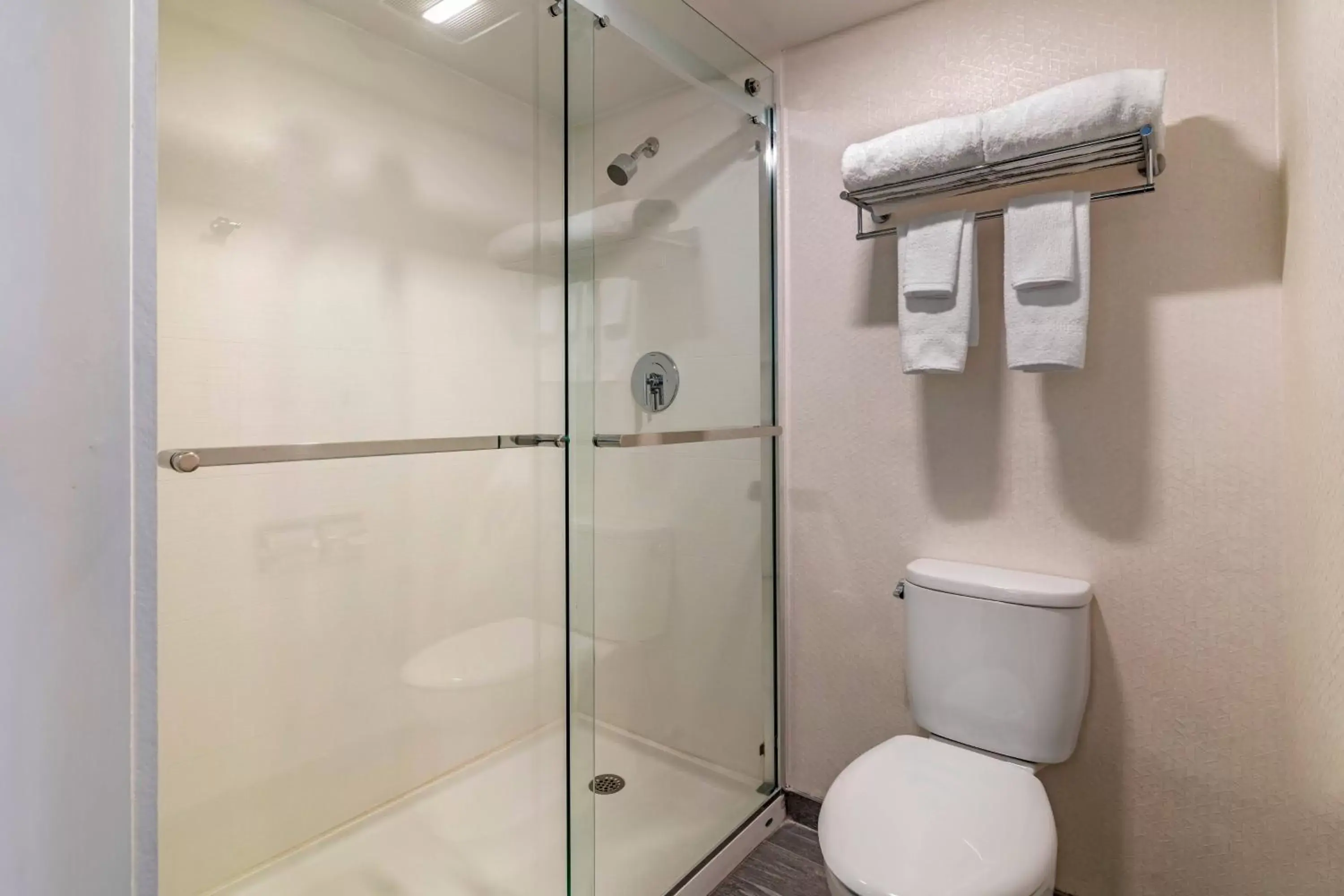 Bathroom in Fairfield Inn & Suites by Marriott Providence Airport Warwick