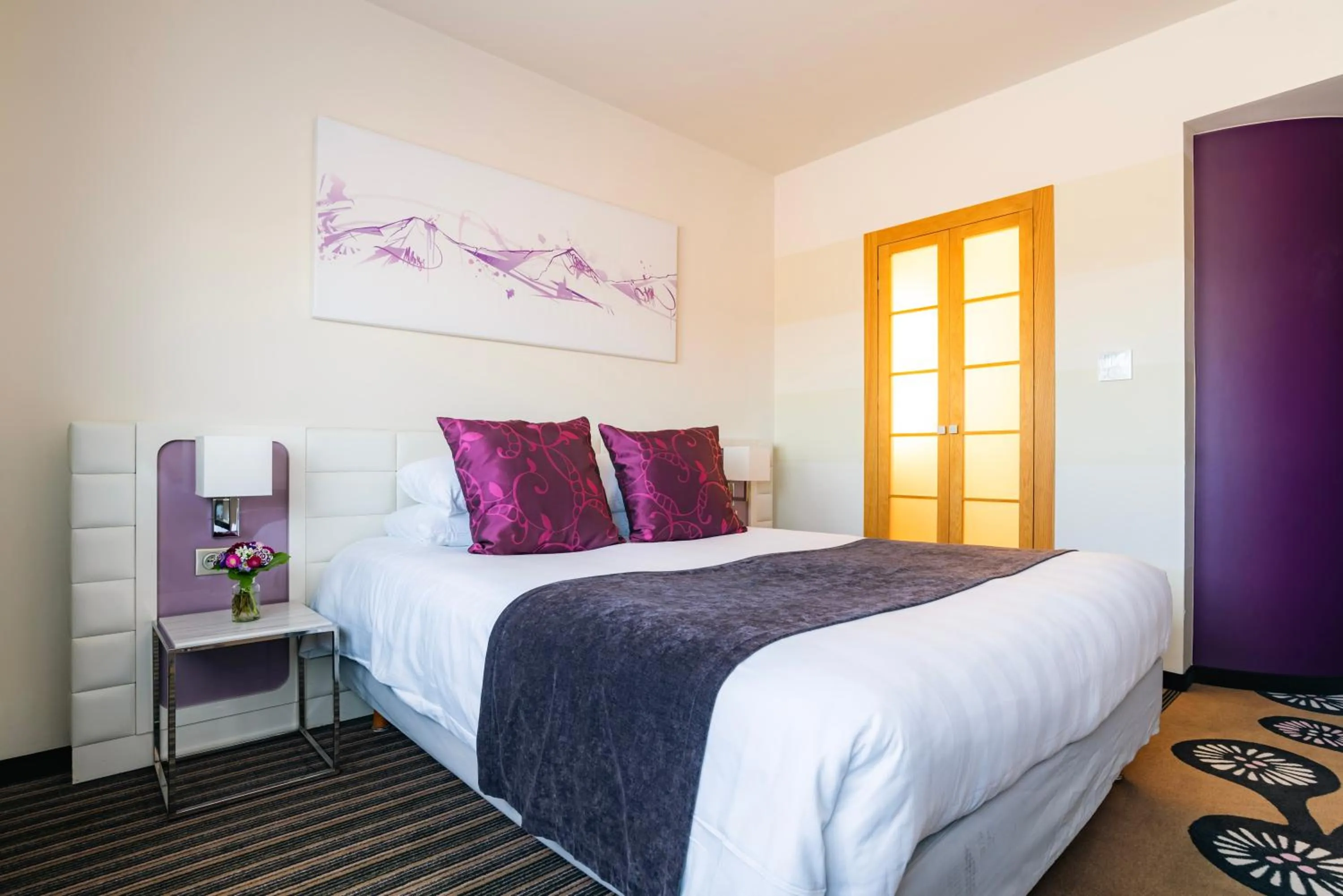 Bed in Best Western Plus Hôtel Le Rhénan & Restaurant Chez Claude