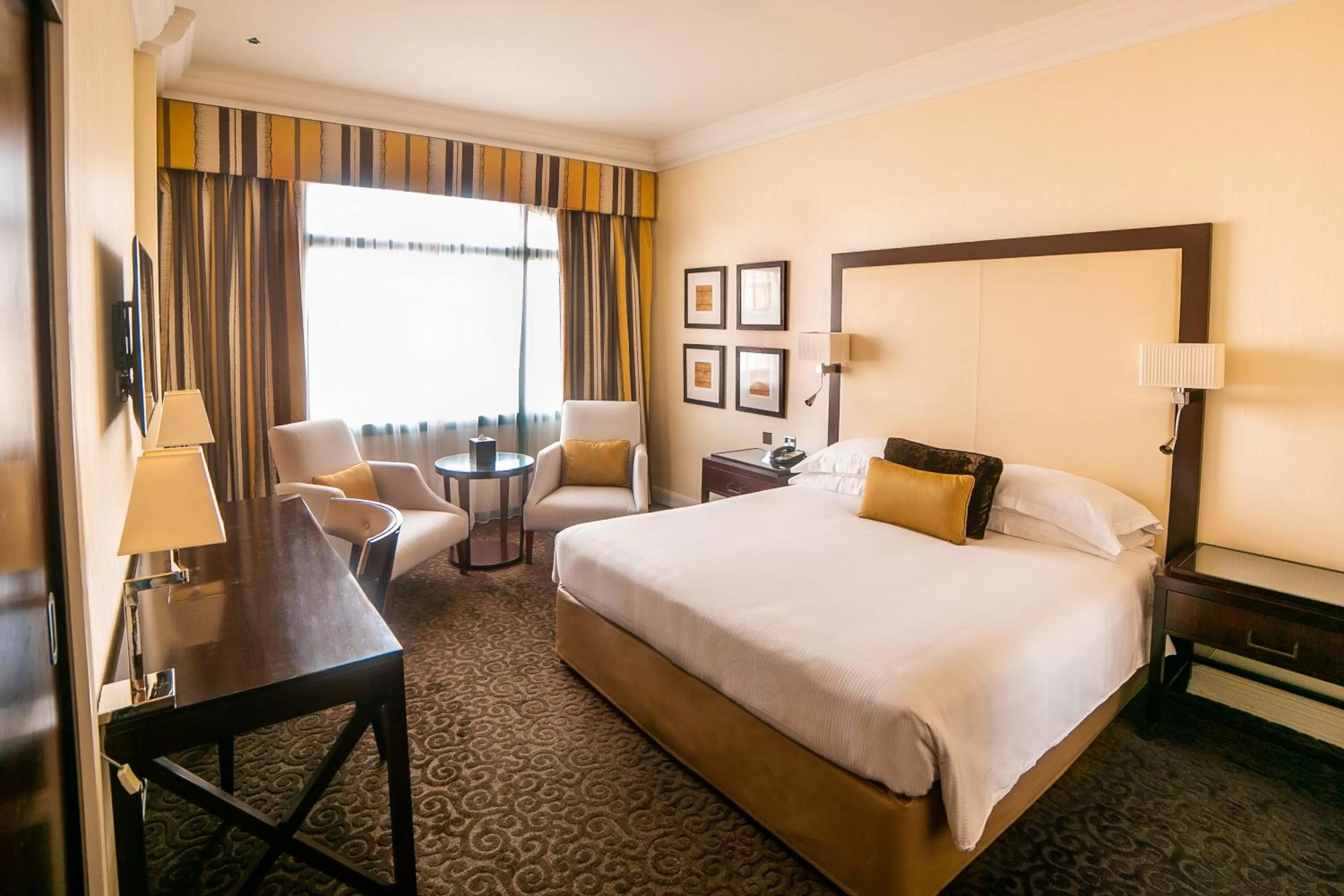 Bedroom, Bed in Mövenpick Grand Al Bustan