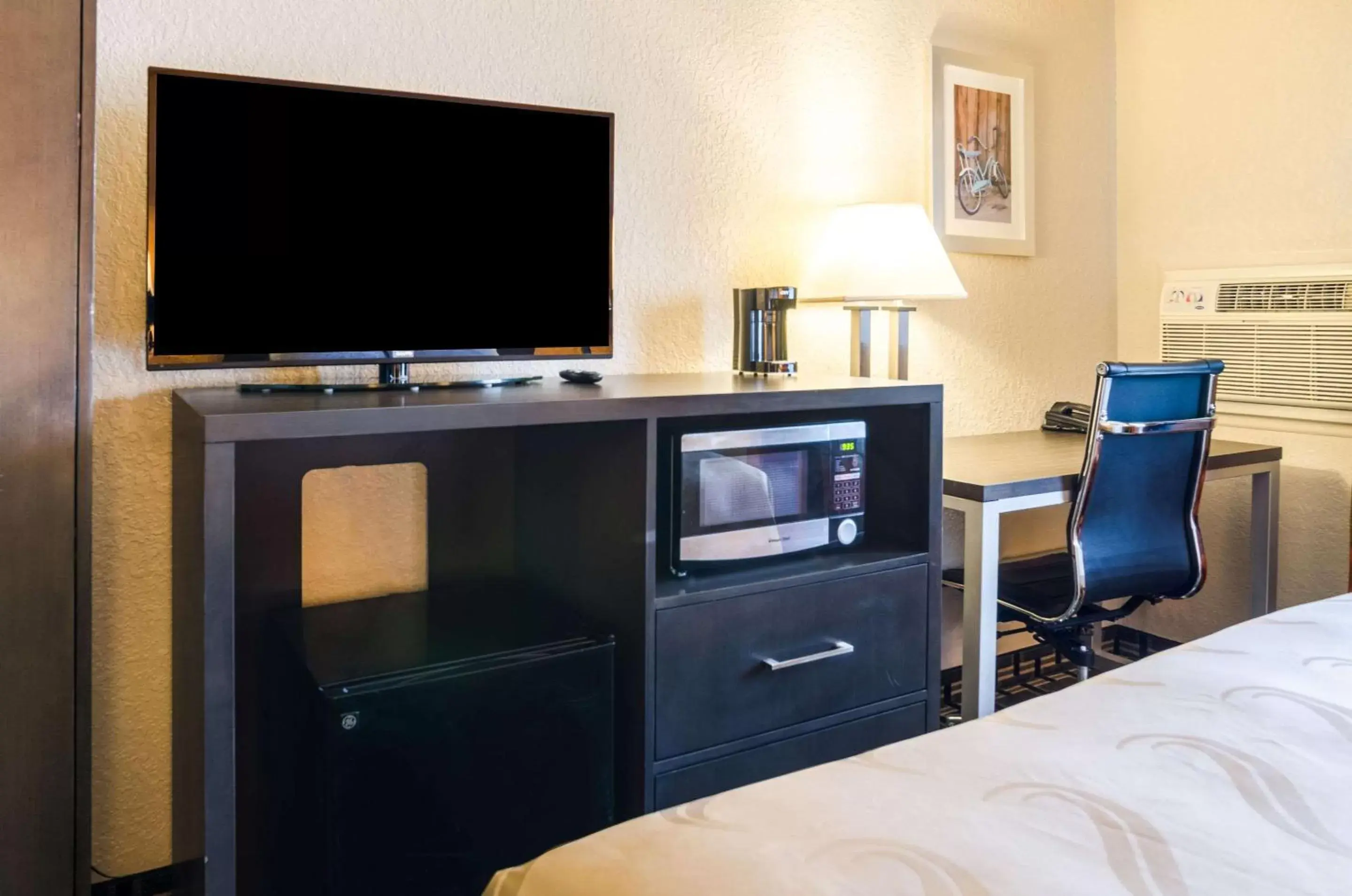 TV and multimedia, Bed in Quality Inn Great Bend TV and multimedia, Bed in Quality Inn Great Bend