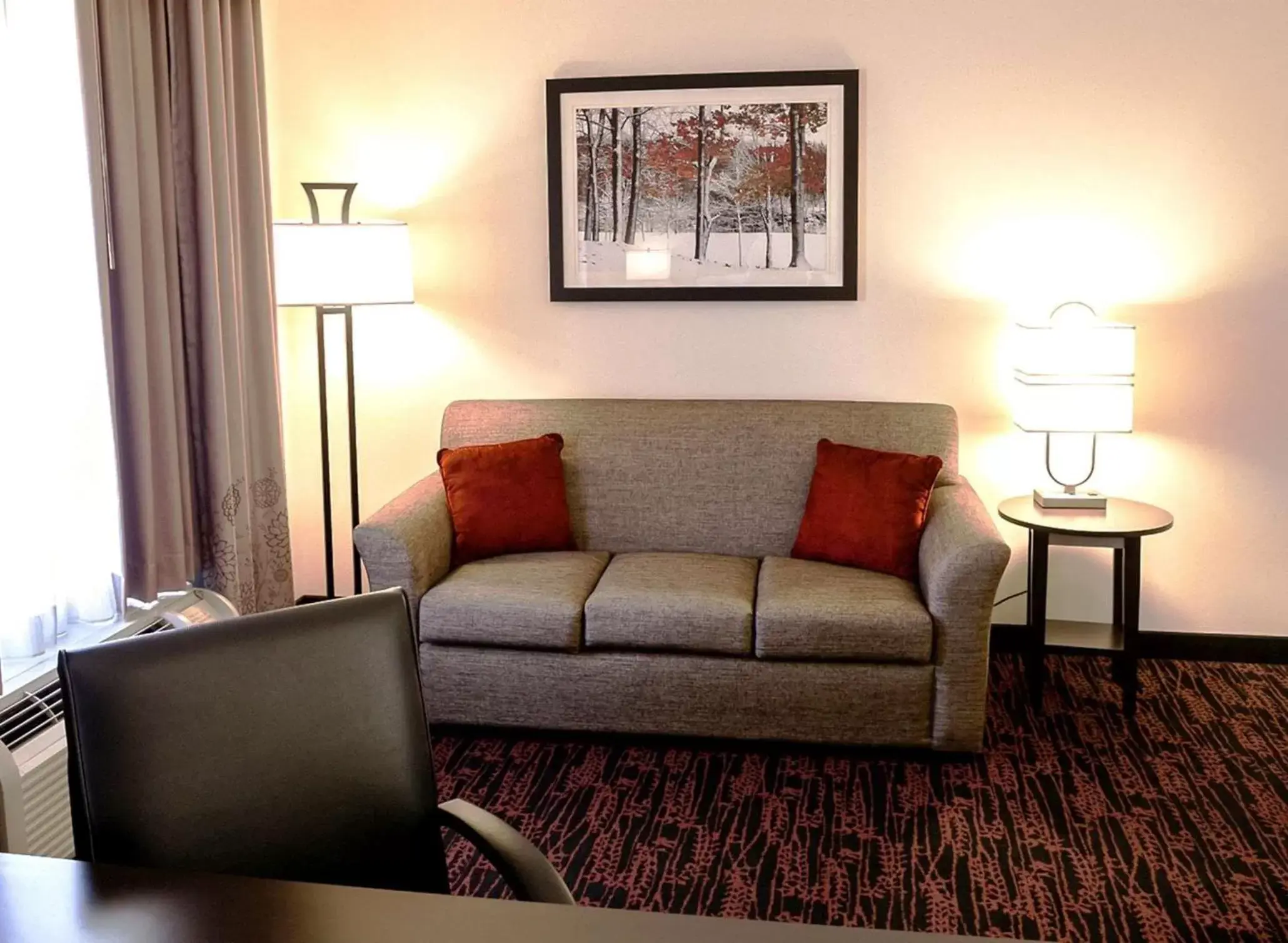 Bed, Seating Area in Hampton Inn & Suites Tulsa/Tulsa Hills