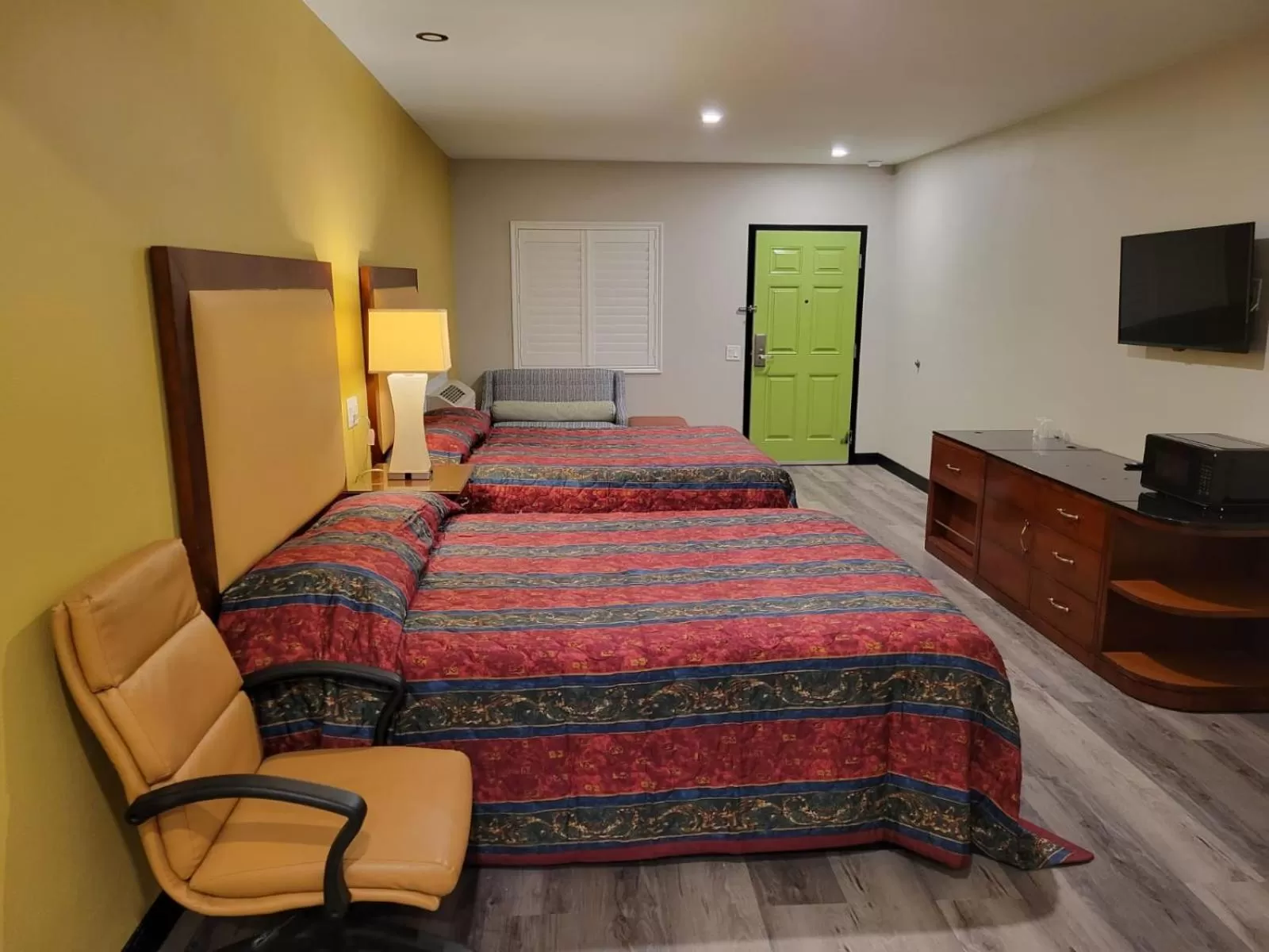 Photo of the whole room, Bed in Stadium Inn & Spas