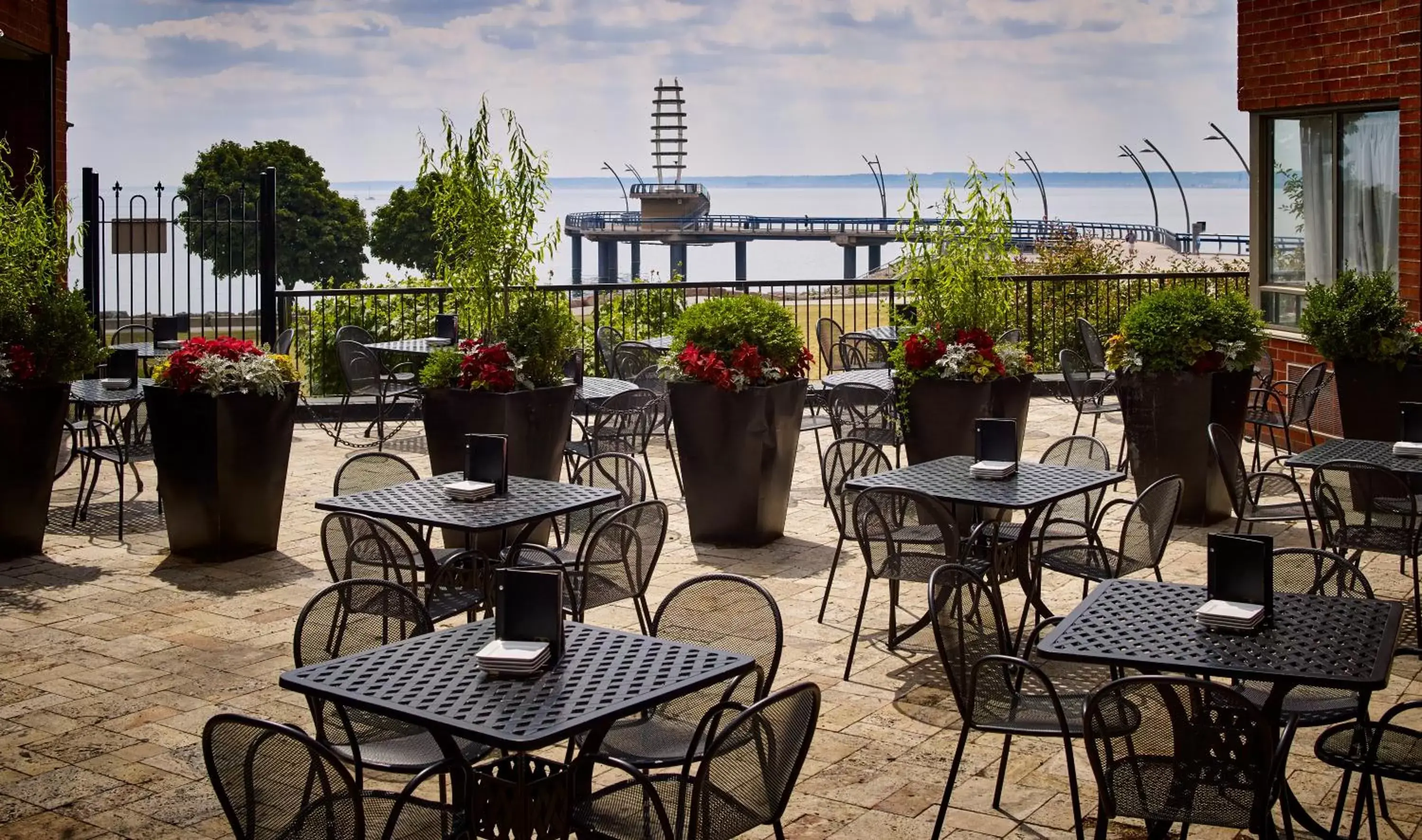 Patio, Restaurant/Places to Eat in Waterfront Hotel Downtown Burlington
