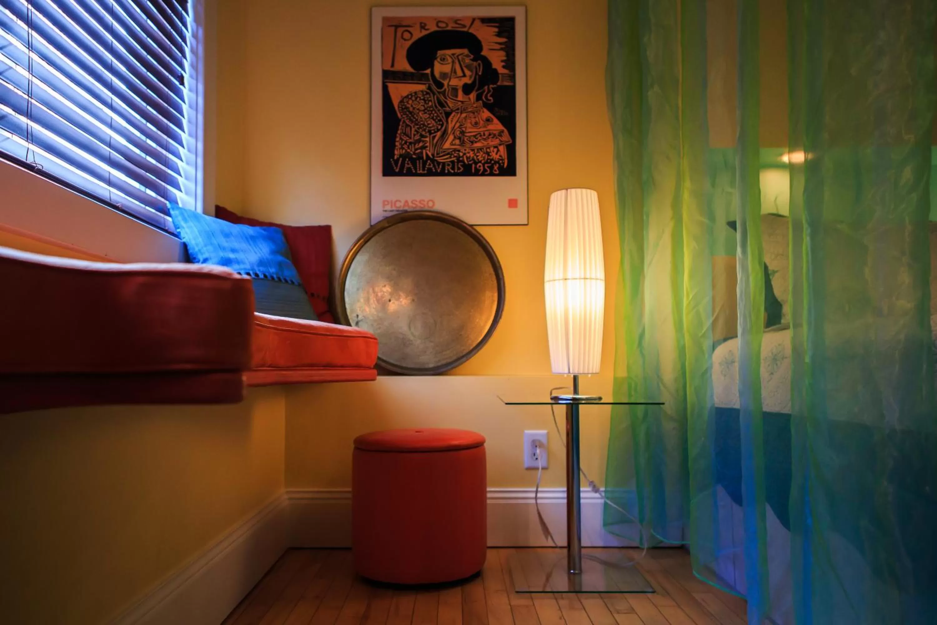 Seating area, Bed in Leaside Manor