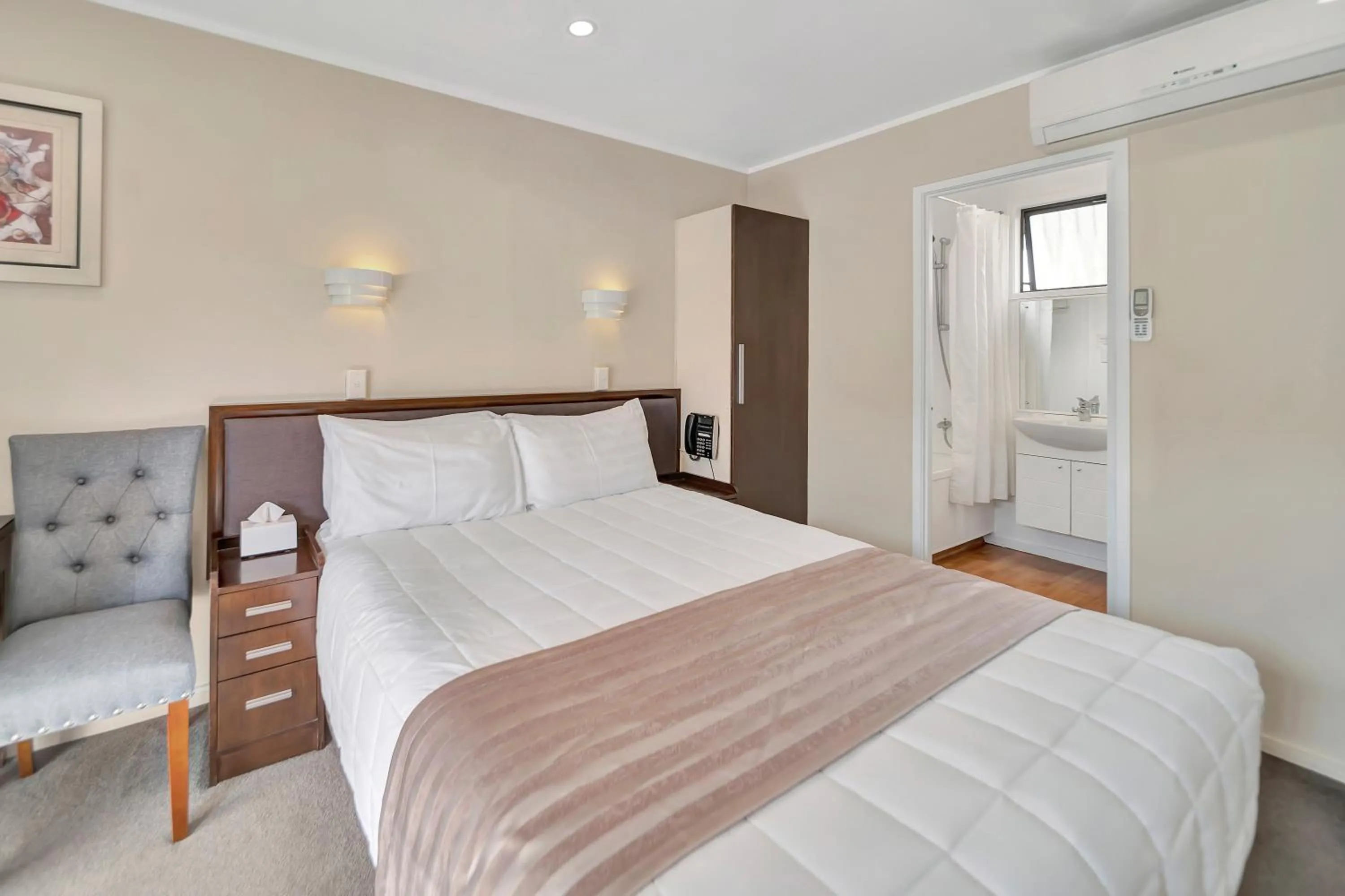 Bed in Tudor Court Motor Lodge