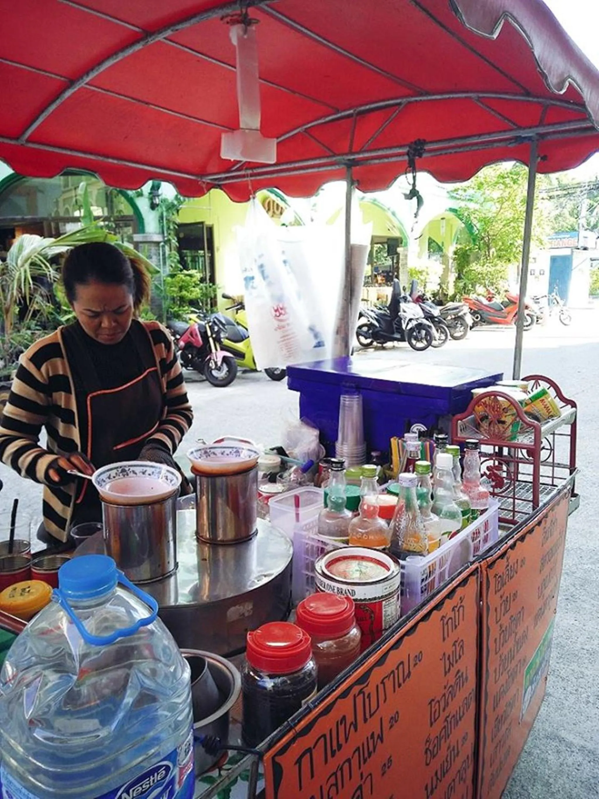 People in Boomerang Inn