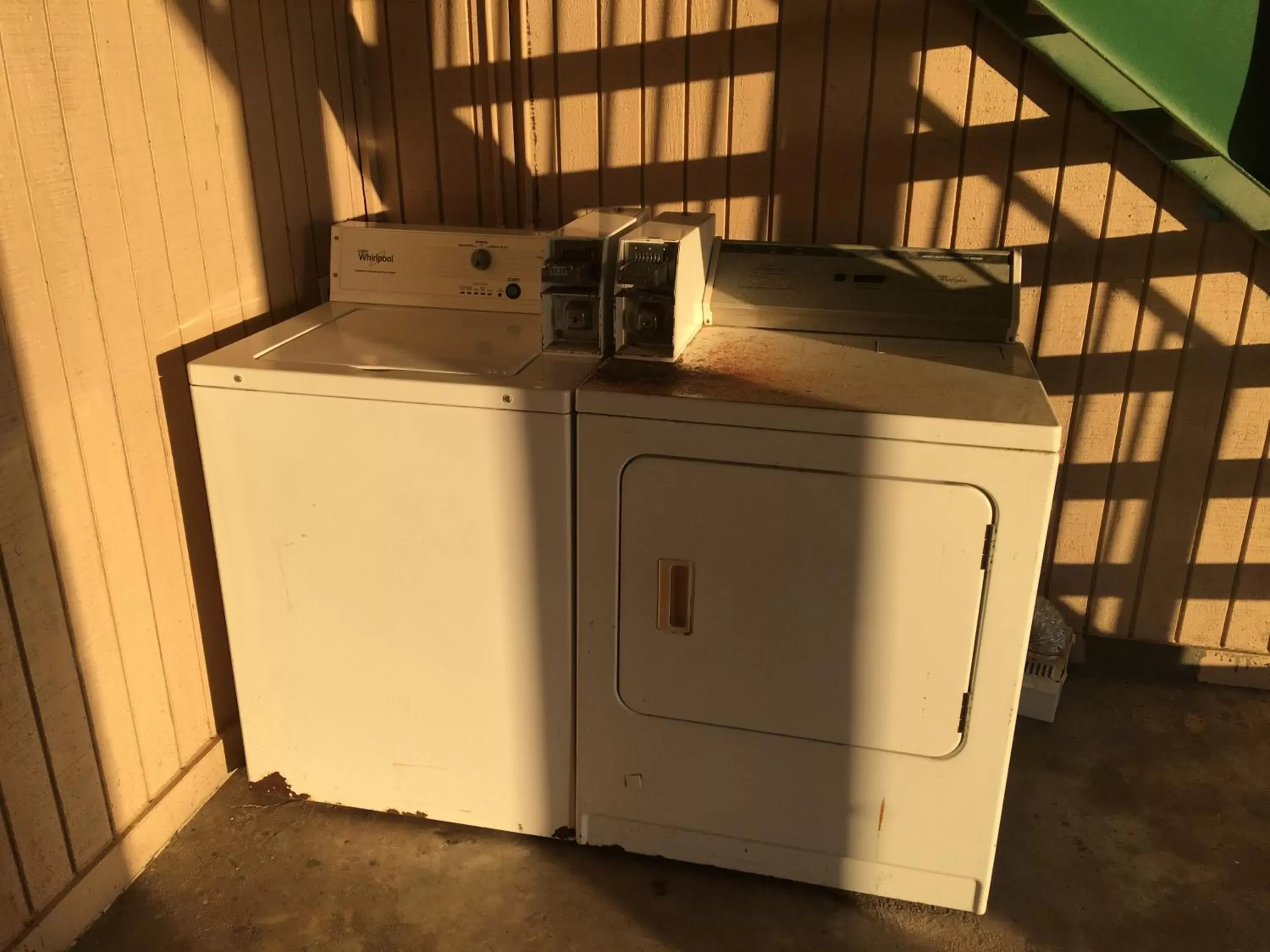 Kitchen/Kitchenette in Chaparral Motel