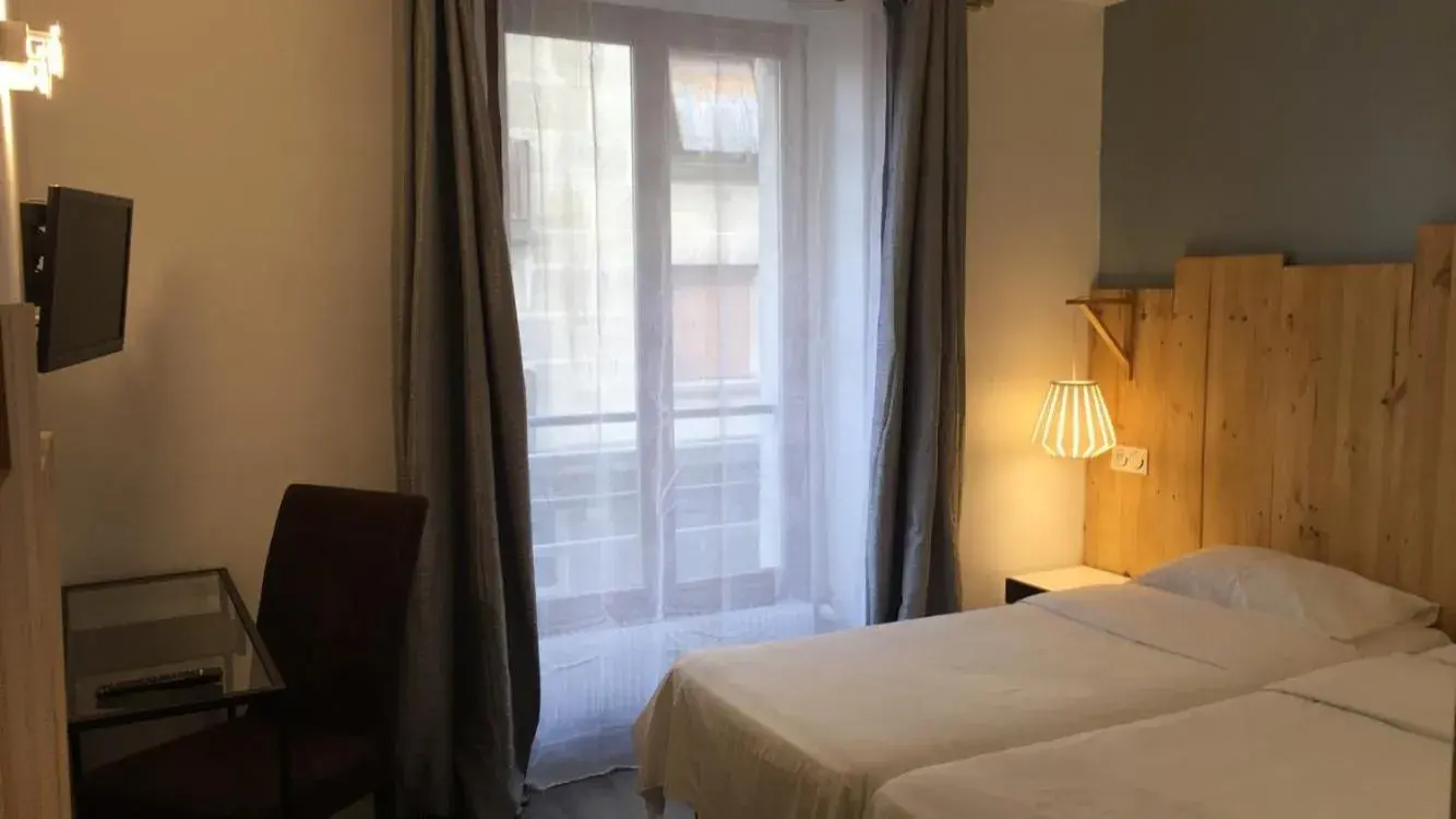 Photo of the whole room, Bed in Hôtel du Maine