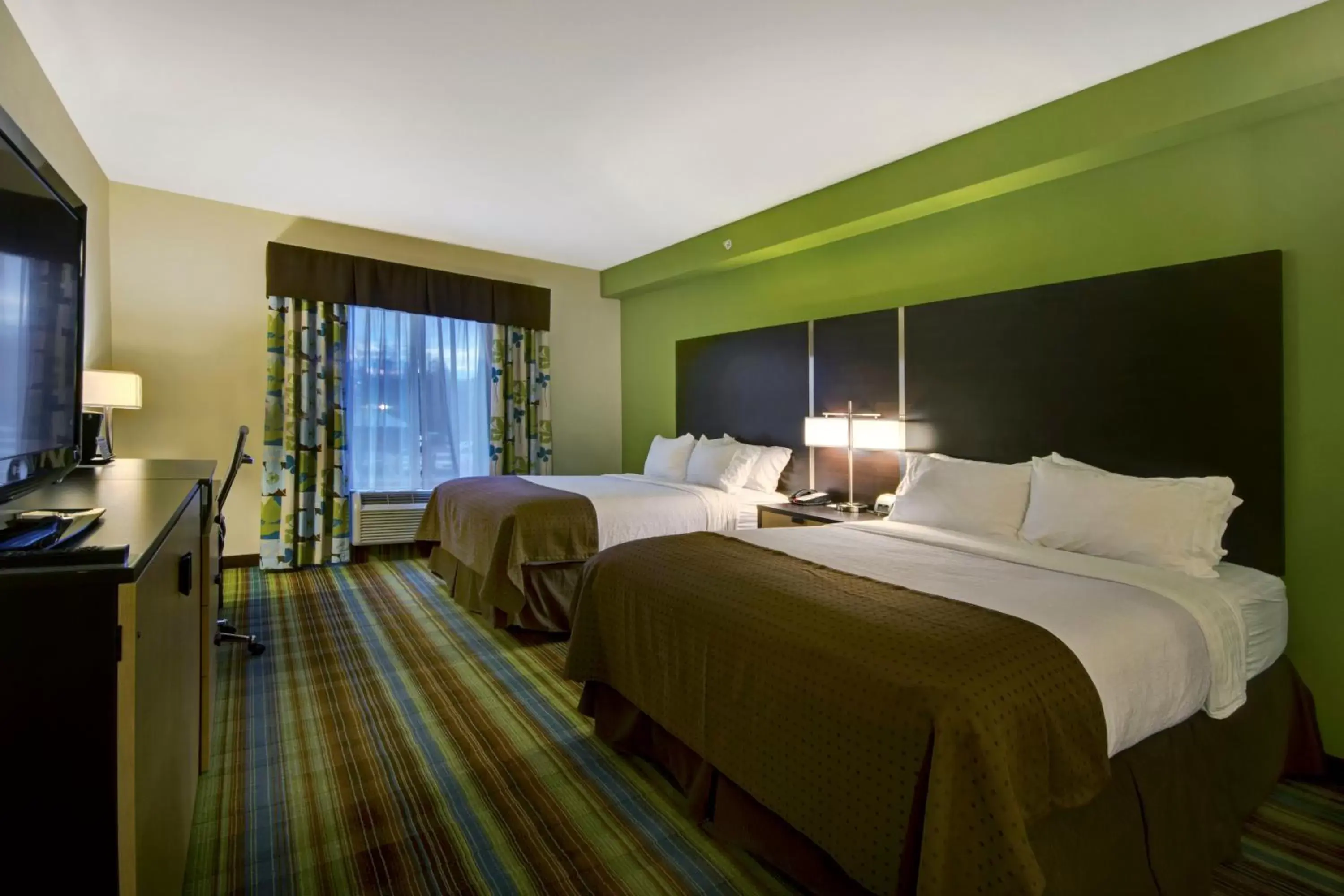 Photo of the whole room, Bed in Holiday Inn Christiansburg Blacksburg, an IHG Hotel