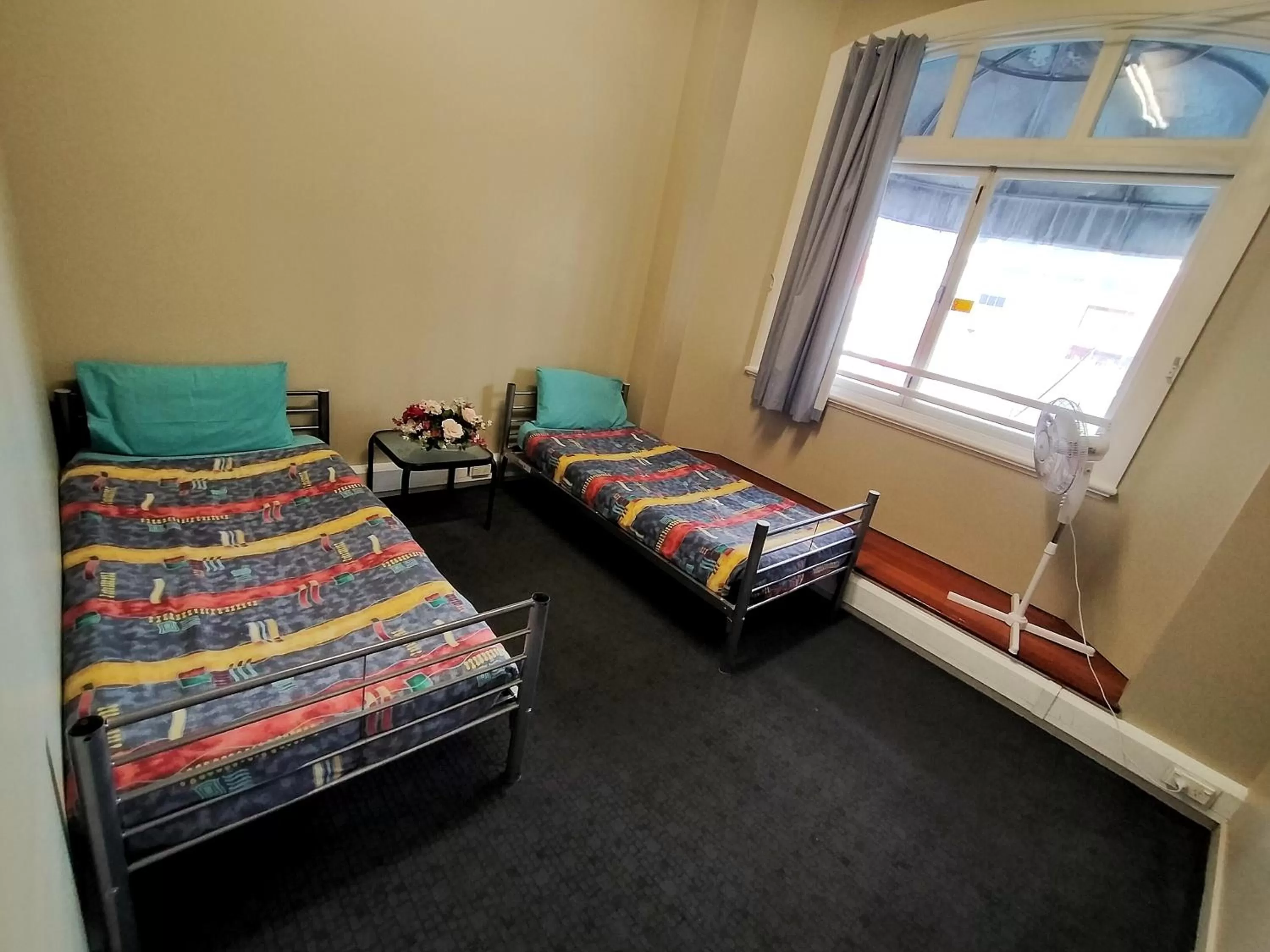 Bed in Surf 'N' Snow Backpackers Across Sky Tower