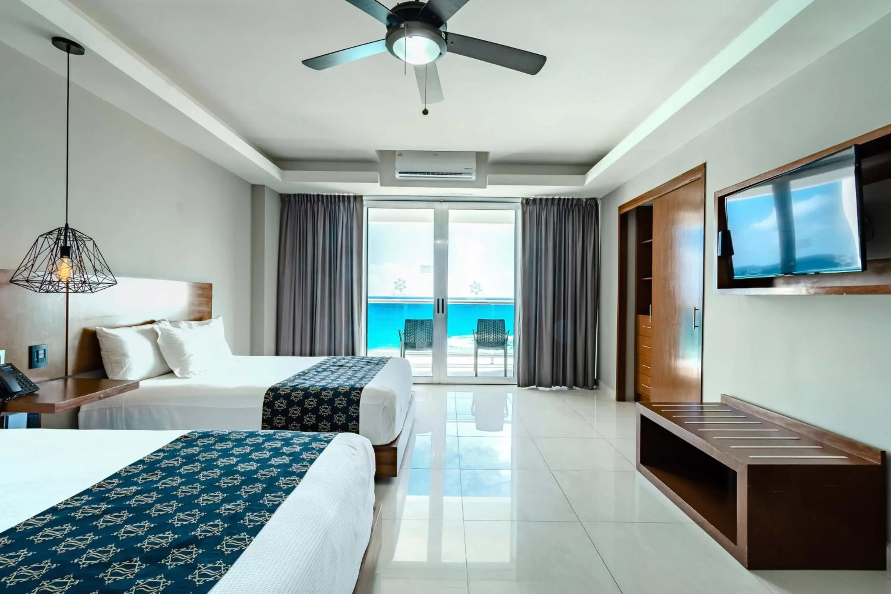 Photo of the whole room in Ocean Dream Cancun by GuruHotel