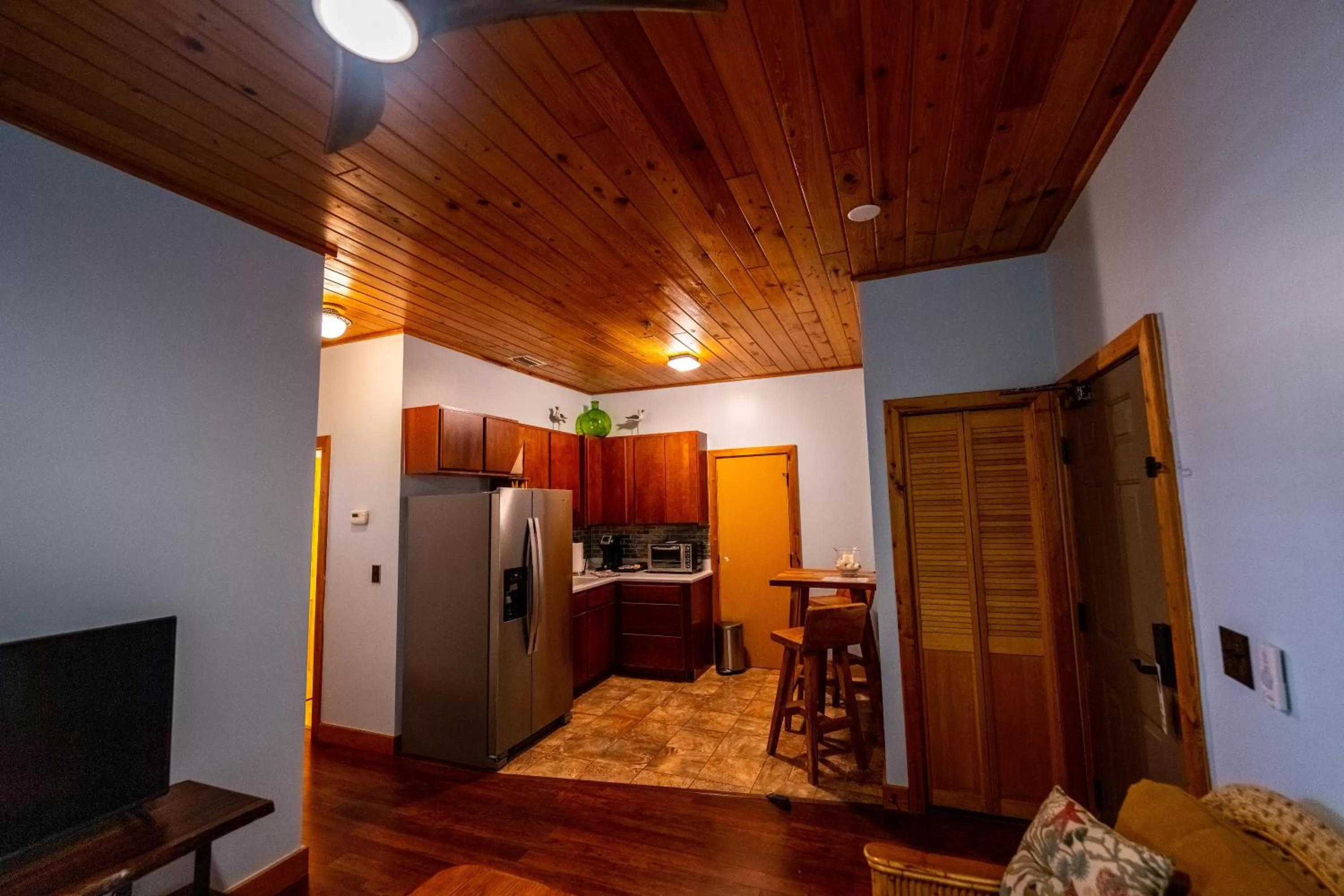 Kitchen or kitchenette, TV/Entertainment Center in Jensen Beach Inn