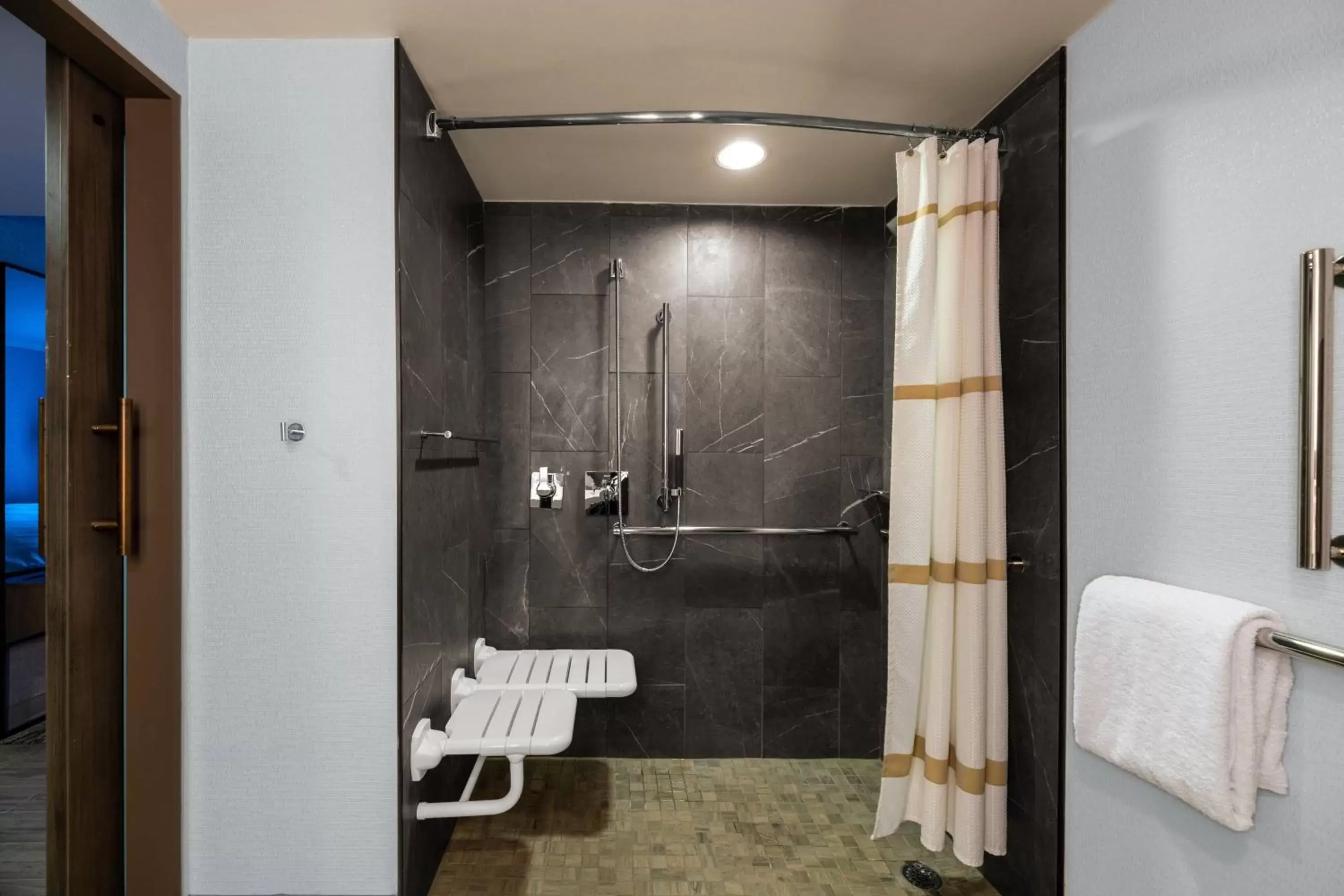 Bathroom in Courtyard by Marriott Chicago at Medical District-UIC