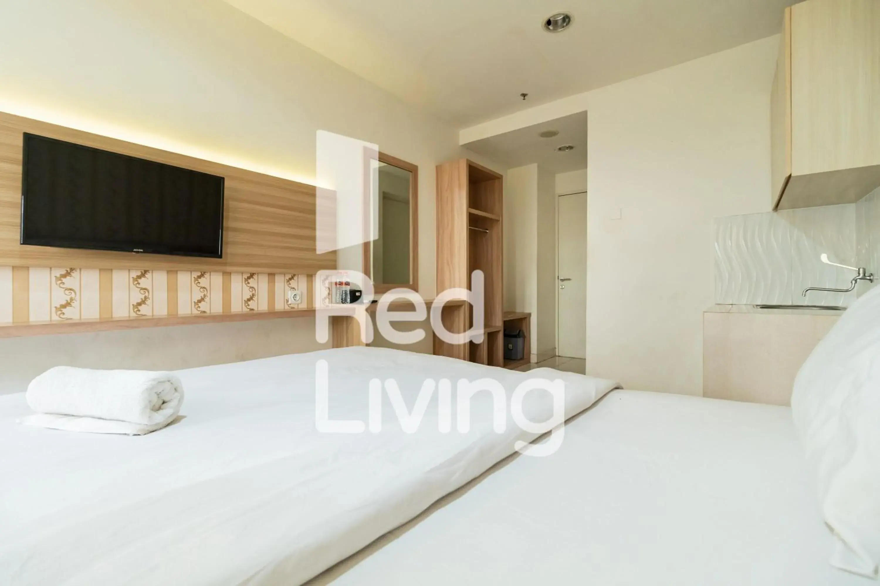 Bedroom, Bed in RedLiving Apartemen Sentul Tower - Skyland